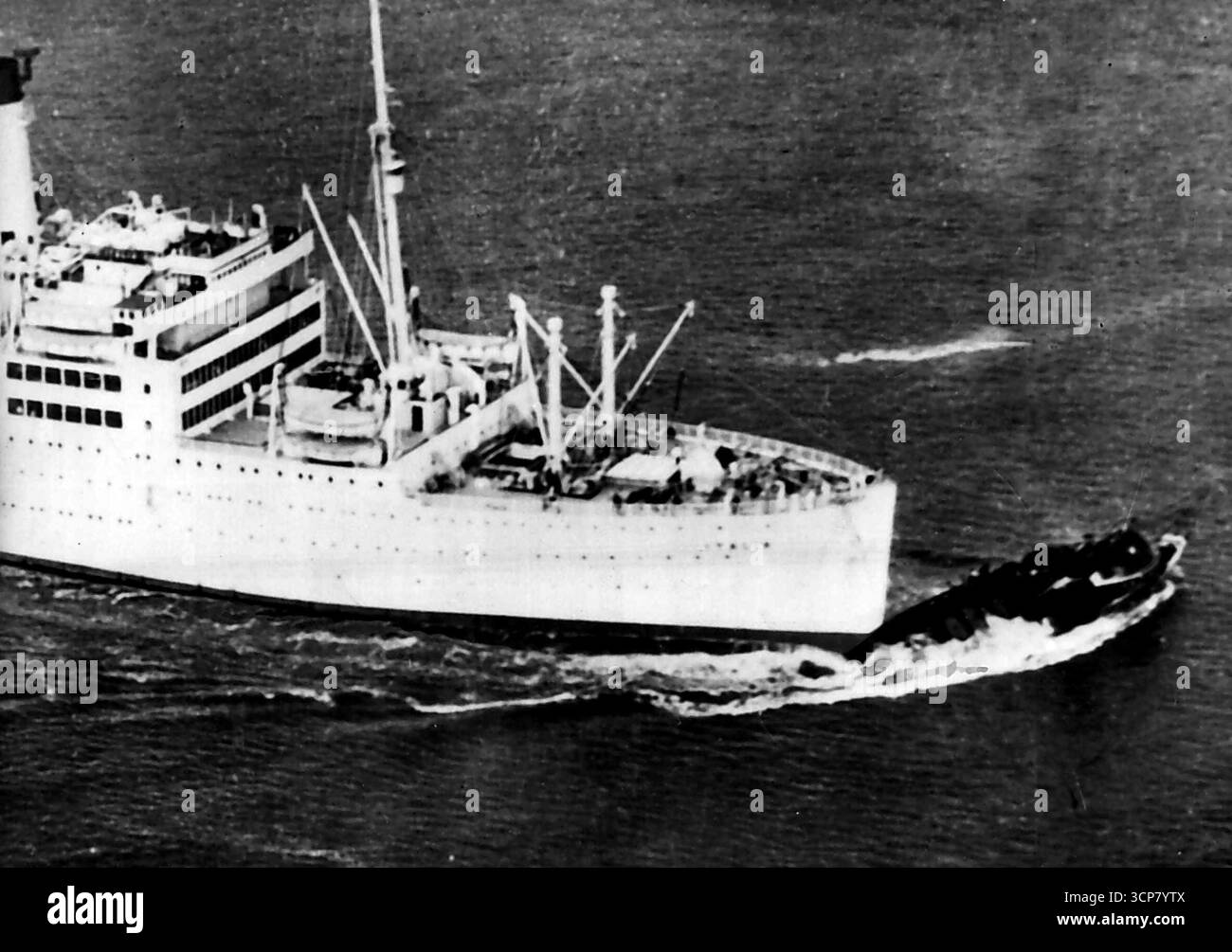 Two stirbt, nachdem Tug und Liner kollidieren -- der Moment des Aufpralls, als das Liner 'Italia' und das Schlepper 'Fairplay I' gestern am 6. September in Cuxhaven kollidieren. Der Tug, der das Schiff abschleppte, sank fast sofort und fing den fünfjährigen Sohn des Captains und den Funksprecher ein. Die übrigen an Bord des Schleppers sprangen über Bord. Die Liner war nur geringfügig beschädigt. Beide, die im Schlepper gefangen waren, haben ihr Leben verloren. September 1954. (Foto von zugehörigem Pressefoto). Stockfoto