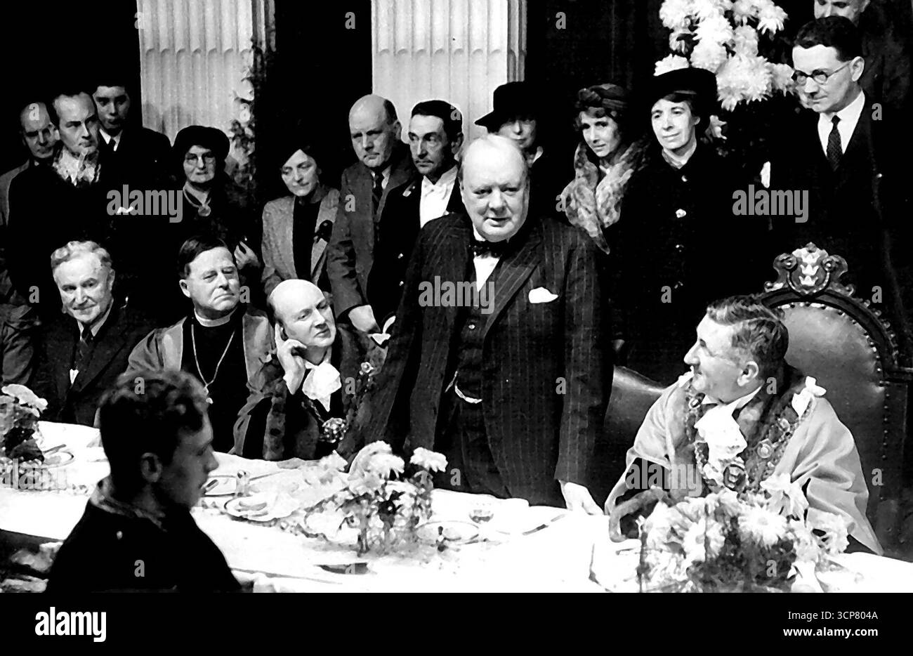 Mr. Churchill Tours Hull mit Sir Earle Page... Mr. Churchill spricht während des Mittagessens in der Hull Guildhall. Von links nach rechts sind Sir Earle Page, Dr. William Temple, Erzbischof von York, Lord Mayor of Hull, Stadtrat Sydney H. Smith und Robert G. Tarran, Sheriff of Hull. Herr Winston Churchill, begleitet von Sir Earle Page, Australiens erster Sonderbeauftragter in diesem Land, machte eine Tour durch Hull und sprach bei einem Mittagessen in der Guildhall, um an den Beginn des Geburtsjahrhunderts in der Geschichte des Sheriffdom of the City and County of Kingston upon Hull (Hull) und des 400. Jahrhunderts zu erinnern Stockfoto
