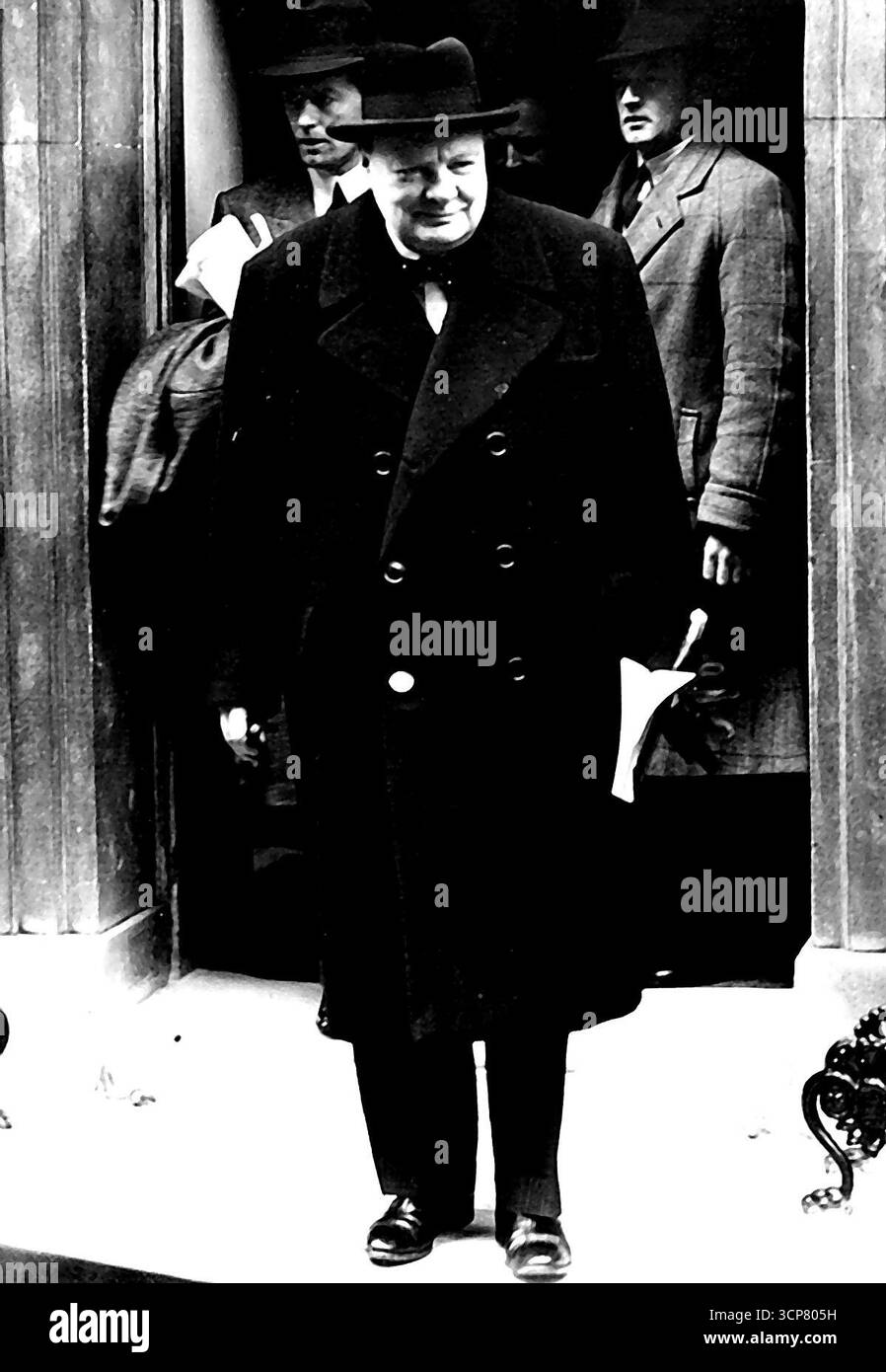 Sondersitzung des Parlaments aufgerufen, mit dem anglo-amerikanischen japanischen Kriegskrise -- dem Premierminister, Herrn Winston Churchill, auf dem Weg zum "Haus", um an der Sondersitzung teilzunehmen, zusammenzutreffen. Heute wurde eine Sondersitzung der beiden Parlamentsgebäude gefordert, um der neuen anglo-amerikanisch-japanischen Kriegskrise zu begegnen. 08. Dezember 1941. Stockfoto