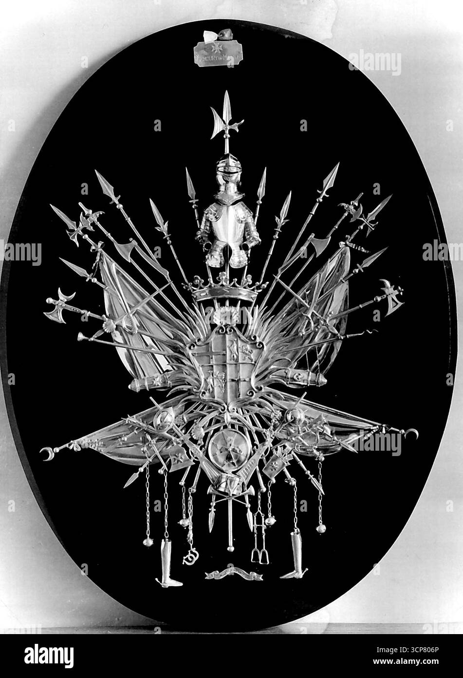 Maltas Geschenk an Mr. Churchill -- am Mittwoch, den 24. Juli, wurde Winston Churchill in seinem Privatzimmer im Unterhaus mit einer Silbertrophäe überreicht, die von einem der berühmtesten Silberschmiede der Insel, dem verstorbenen Mr. Anthony Attard, in Malta hergestellt wurde. Die Trophäe wurde von Mr. Fehrand Seravola, einem maltesischen Geschäftsmann, als Zeichen seiner Bewunderung für Mr. Churchills hervorragende Kriegsführung der britischen Nation verliehen. Juli 1946. (Foto: Britisches offizielles Foto) Stockfoto