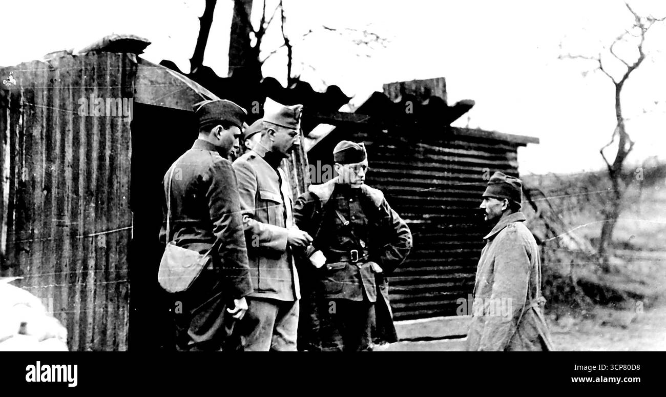 Amerikanische und französische Offiziere verhören deutsche Gefangene, die bei einem großen amerikanischen Angriff auf Chemin des Dames gefangen genommen wurden. 30. April 1918. Stockfoto