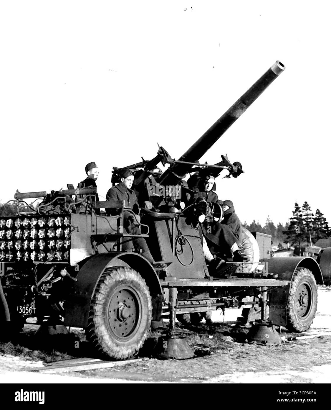 Kanada bereitet sich auf die Verteidigung vor -- eine Flugabwehreinheit während der Verteidigungsmanöver nahe der Ostküste. Während der Löwe des britischen Reiches brüllt, dass er Adolf Hitler und seine Blitzkriegarmee bis zum Ende bekämpfen wird, baut die Herrschaft Kanadas still und leise eine Armee und Luftwaffe auf, um im Ausland zu kämpfen, während sie alle Anstrengungen zur Stärkung der eigenen Verteidigung unternimmt. Großbritannien ist bei landwirtschaftlichen und hergestellten Erzeugnissen stark von seiner Kolonie auf der westlichen Hemisphäre abhängig. Das Land ist reich an Mineralien - Gold, Kupfer, Blei, Nickel, Zink, Erdöl - alles wesentliche in der modernen Kriegsführung. Juni Stockfoto