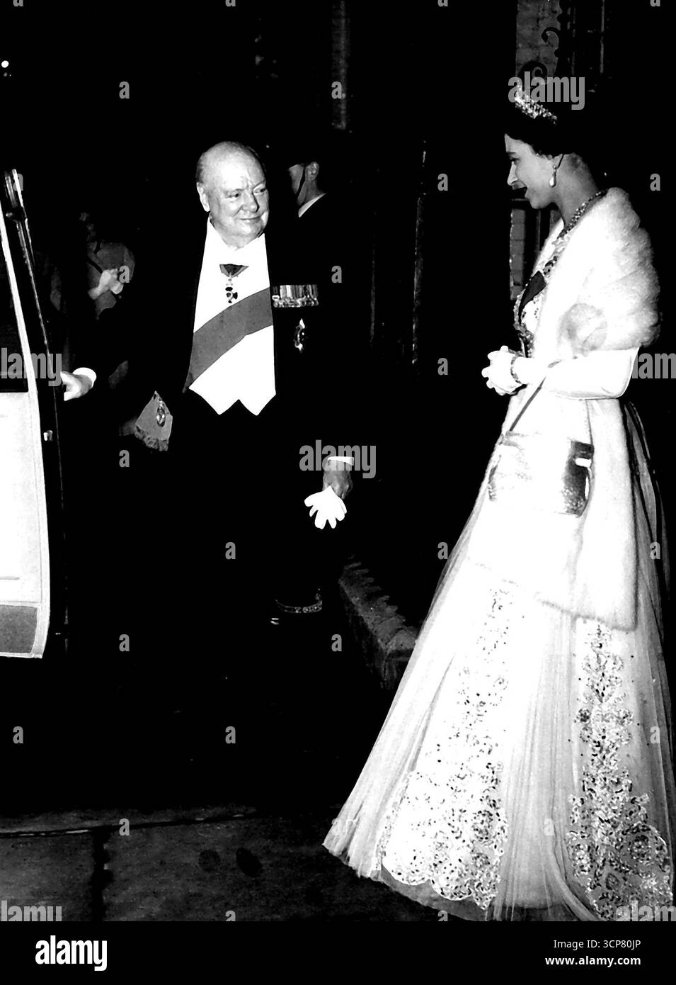 Sir Winston, im Hofkleid, hält die Tür des Wagens der Königin auf, als sie nach der Dinner-Party Nr.10 verlässt. Sir Winston und Lady Churchill unterhielten gestern Abend das CO-Dinner der Queen und des Duke of Edinburgh in der Downing Street Nr. 10 große Menschenmengen warteten in der Downing Street, um die Ankunft der königlichen Quests zu beobachten. Sir Winston, in Hoftracht, und Lady Churchill warteten vor der 10. Straße, um die Königin und den Herzog von Edinburgh zu begrüßen. Das Abendessen wurde offiziell als „eine private Angelegenheit“ beschrieben, aber es gab kaum Zweifel, dass Sir Winston als erster Minister Ihrer Majestät verabschiedet wurde. 05. April 1955. Stockfoto