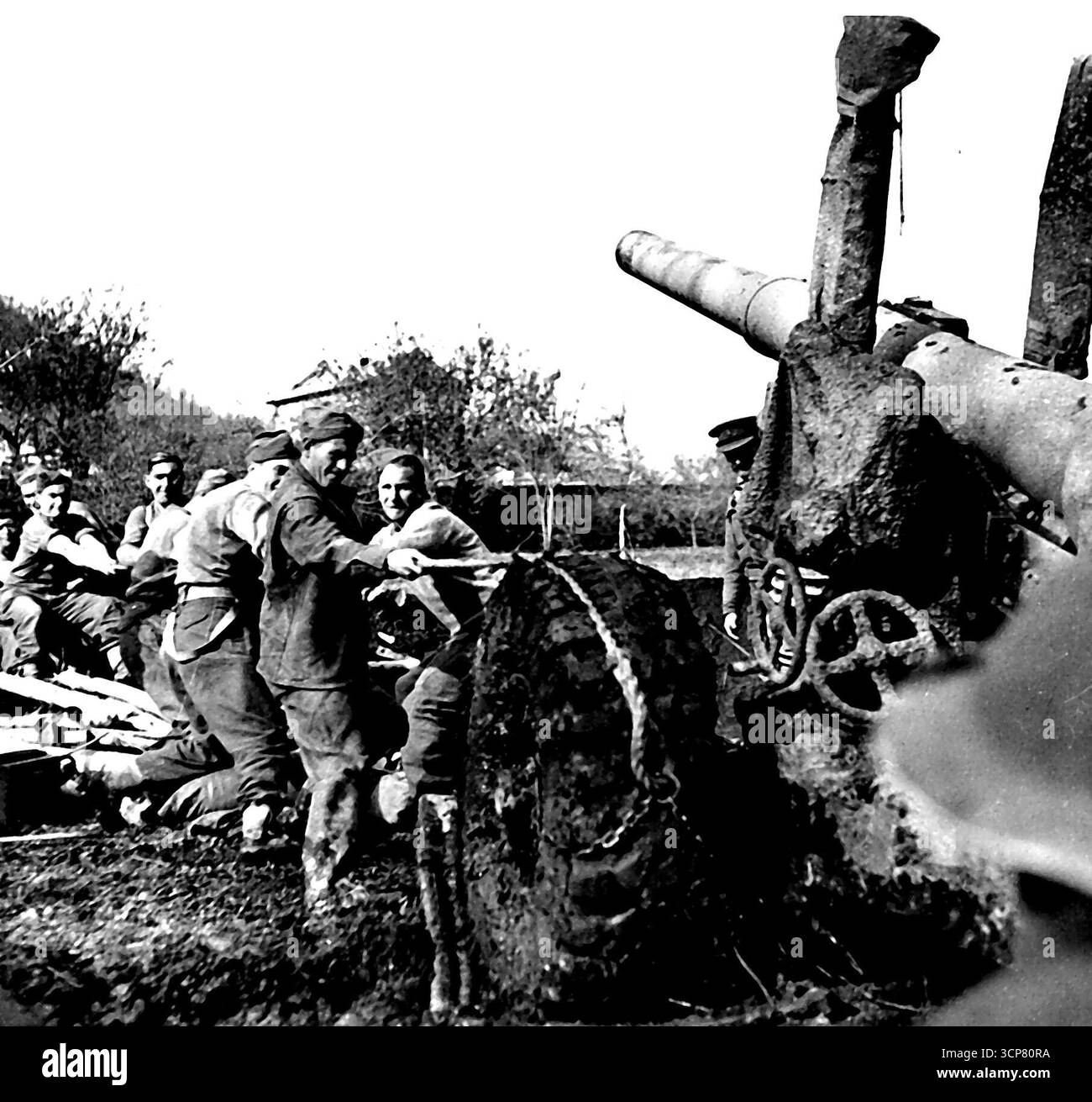 Fünfte Armee kämpft gegen Schlamm und Deutsche auf Roccamonfina A 5. 5 Medium Field gun, von einem britischen Regiment als Handtuch, mit Handtüchern behandelt und in Einsatzposition gekauft, über sehr schlechtem Land auf dem Mount Roccamonfina. Die Männer hatten aufgrund der weichen Natur der Erde große Schwierigkeiten, diese Waffen in Position zu bringen, wie die tiefen Radspuren zeigen. 22. Februar 1944. (Foto von British Official Photograph). Stockfoto