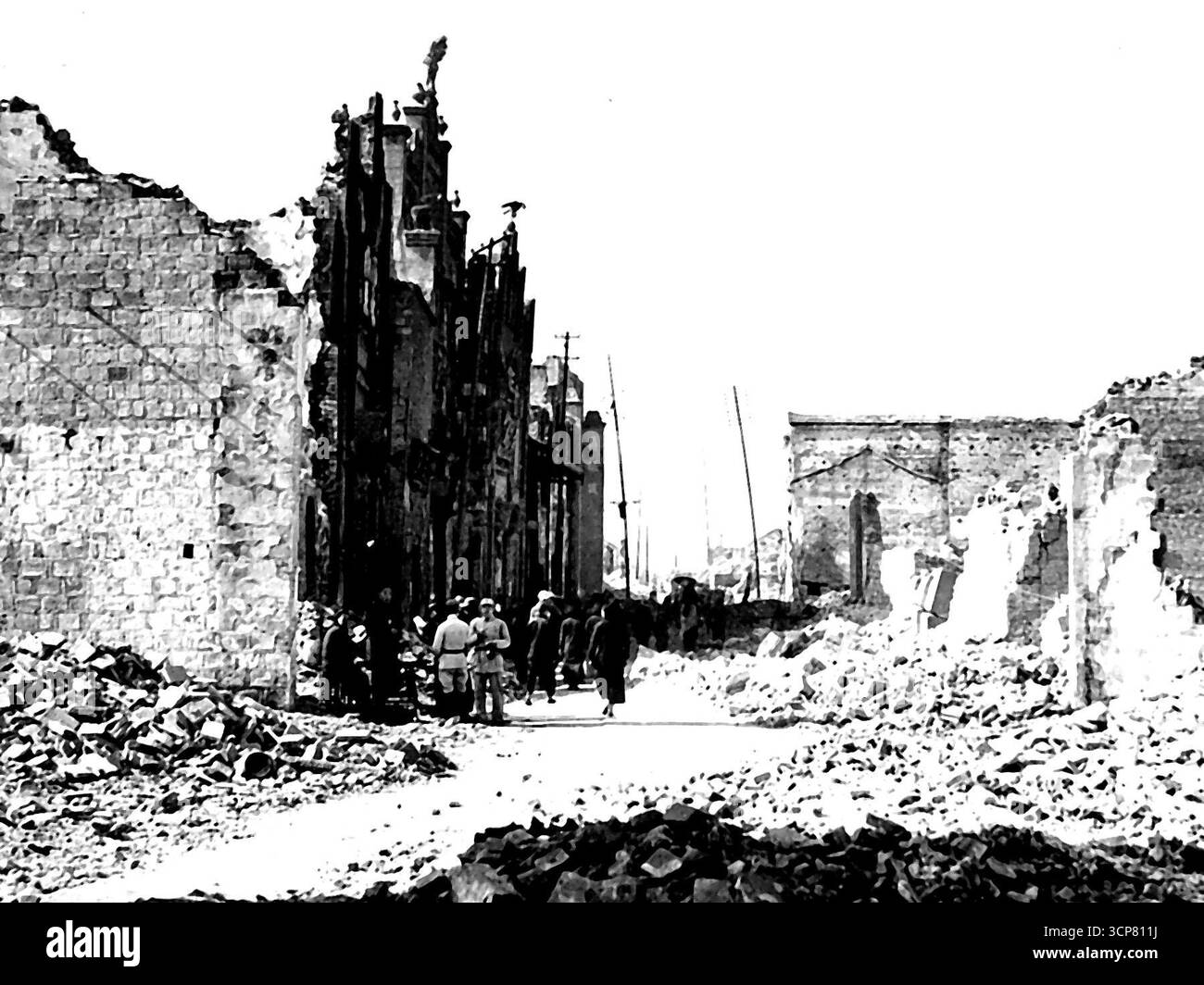 Wichtige chinesische Stadt zurück in alliierte Hände - Changteh, eine Stadt im Norden von Hunan, China, wurde von den chinesischen Streitkräften am 9. Dezember 1943 nach fünf Tagen japanischer Besatzung zurückerobert. Die Schlacht begann ab November ***** 1943, während die japanischen Invasoren die nördliche Hunan-Provinz durchdrangen, weil sie in West-Hupeh keine Fortschritte erzielen konnten. Changteh ist eine Stadt von großer strategischer und wirtschaftlicher Bedeutung. Es ist eines der wichtigsten Zentren der „Rice Bowl“-Region und das Tor zu Changsha. Eine Szene in der Stadt im Geschäftsviertel von Changteh. Februar 1944. Stockfoto