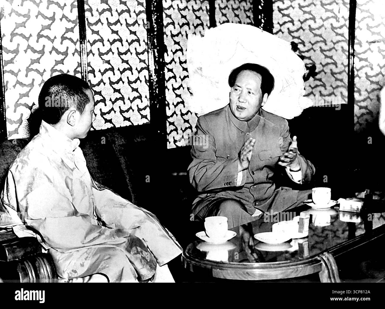 Mao weitet chinesischen Einfluss aus, wo immer er kann. Tibet zum Beispiel ist jetzt in China eingegliedert - und Panchen Larma, spiritueller Führer, ging nach Peiping, um eine Vereinbarung zu unterzeichnen. November 1951. Stockfoto