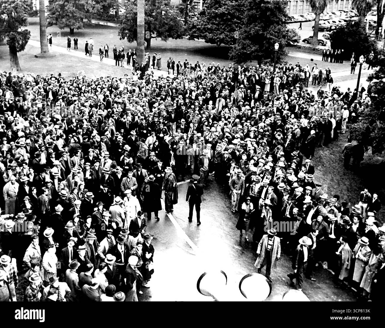 Relief Cut protestierte durch Massenversammlungen -- protestierte gegen gesetzgeberische Maßnahmen, indem er 12.200.000 den Antrag von Gouverneur Olson auf über 55.000.000 US-Dollar kürzte. Mitglieder der Workers Alliance marschierten in den Sacramento-Straßen zum State Capitol, wo sie gezeigt werden, und warteten auf eine Ansprache von Olson. Februar 1940. (Foto von Acme Photo). Stockfoto