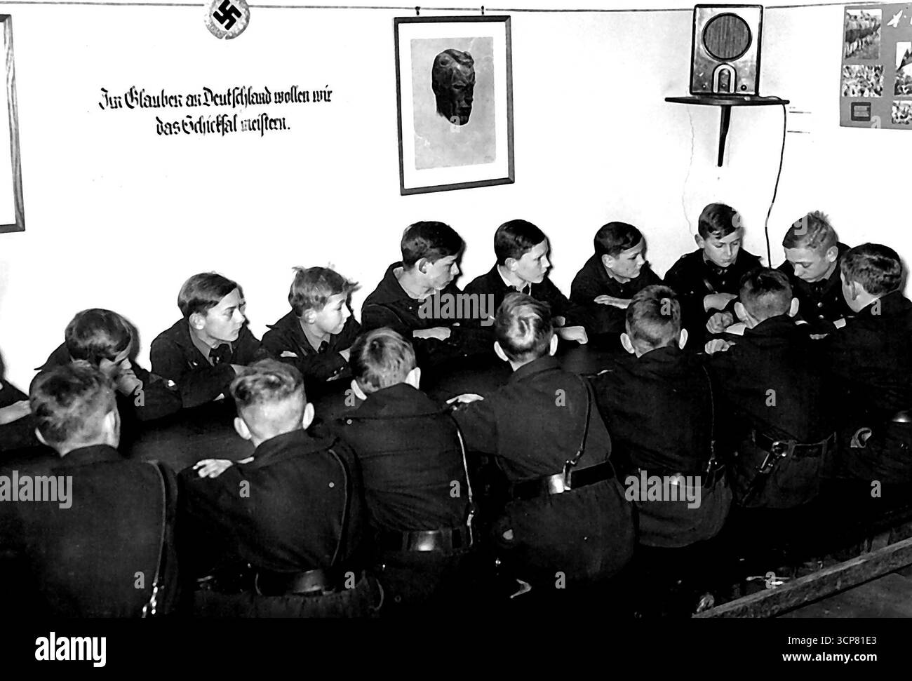 Das Jahr der Hitlerjugend - großzügige Pläne für den Hauskauf der H. J. - Heimband des HJ auf Läbars. Die freundliche Inneneinrichtung des ehemaligen Armenhauses ist mit den Fischerbänken und Banken im Landhausstil gehalten. März 1937. (Foto von Atlantic Photo). Stockfoto