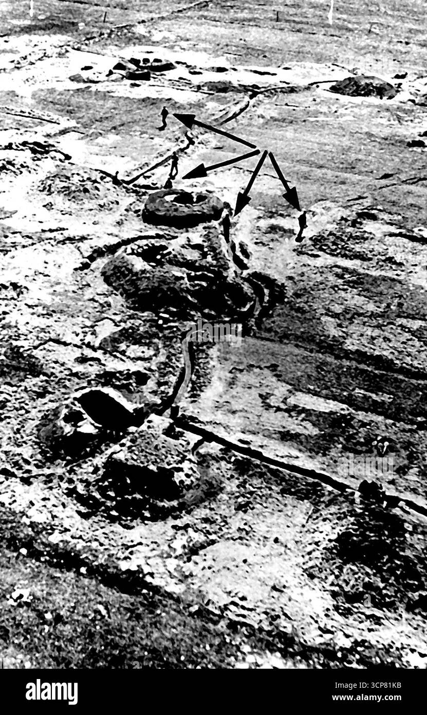 Britischer Sektor auf Anzio Beachhead in Italien - Kommunikationsgräben verbinden Pillboxes auf einem britischen Sektor der Front der Alliierten Fünften Armee im Gebiet von Anzio in Westitalien. Vor dem Feind durch einen leichten Anstieg des Bodens geschützt, gehen Soldaten im Freien herum, außer wenn deutsche Schüsse sie zwingen, sich zu bedecken. 24.Mai 1944. (Foto: U.S. Office of war Information Photo) Stockfoto