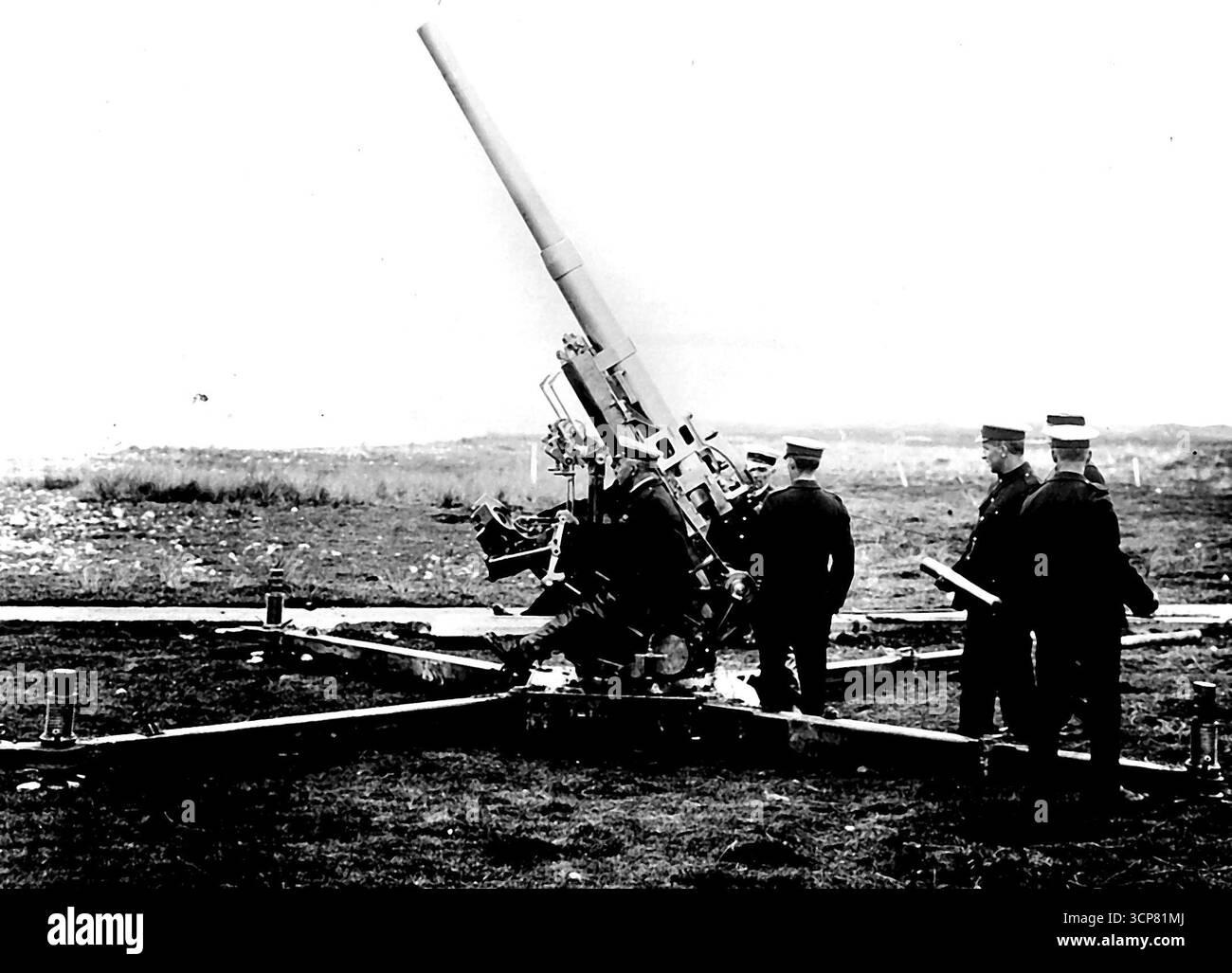 Neue Flugabwehrkanone, die 5½ Meilen in der Luft abfeuert - Eine Reichweite höher als der Mount Everest -- seit Monaten, die britische Feinheit von Vickers, experimentiert Armstrong mit einer Flugabwehrkanone mit einem völlig neuen Muster, das weit voraus ist, was bisher entwickelt wurde. Die Kanone, die ein Kaliber von 75 m hat, feuert Granaten mit einem Gewicht zwischen 14 und 15 Pfund ab, eine Geschwindigkeit von 25 Runden pro Minute, eine vertikale Reichweite von 5½ Meilen, eine maximale horizontale Reichweite von fast 8 Meilen, ein vollständiges kreisförmiges (360 Grad) Feuerfeld, eine Vorrichtung, die es automatisch auf dem Ziel hält, und eine tödliche Nützlichkeit gegen Panzer A Stockfoto