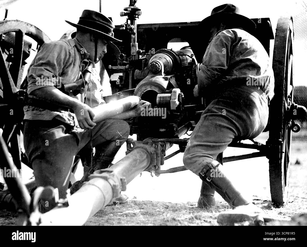 Ein lebhafter Empfang für den „Feind“! -- Mitglieder der 22. Feldbrigade bereiten sich darauf vor, einen Angriff während der Feldübung in Seymour abzuwehren. Lebende Granaten wurden eingesetzt, aber hoch über die Köpfe der angreifenden Kräfte geschossen - in diesem Fall der 8. Light Horse Brigade. März 1938. Stockfoto
