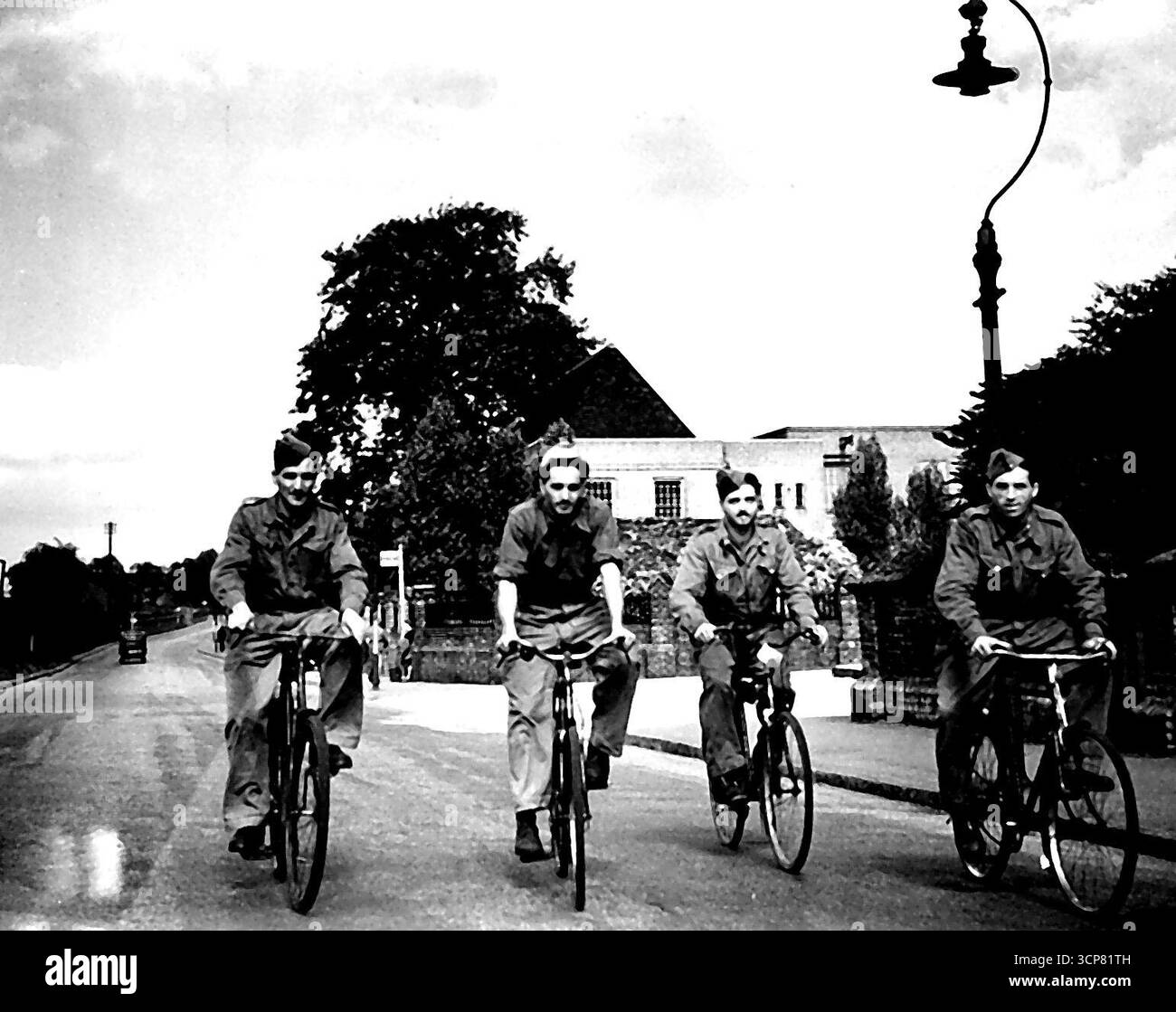 Italiener Helfen In Großbritannien. Eine Gruppe von „Kooperativen“ nach Beendigung eines Arbeitstags können Sie die Schönheit der englischen Landschaft auf Fahrrädern genießen. Mehr als 60.000 italienische Kriegsgefangene in diesem Land haben die ***** ausgenutzt Einladung der Regierung, ***** zu werden In den gemeinsamen Kriegsanstrengungen. ***** "Genossenschaften", wie sie jetzt gespielt werden, bilden sich zu Einheiten, die organisiert sind ***** Von italienischen Offizieren und N.C.O.s und sind nicht erlaubt, mit Mitgliedern der Öffentlichkeit zu sprechen, private Busse zu besuchen, wenn Sie dazu eingeladen werden, und besuchen **** Nach Ermessen ihres O.C., aber sie betreten nicht die Öffentlichkeit Stockfoto