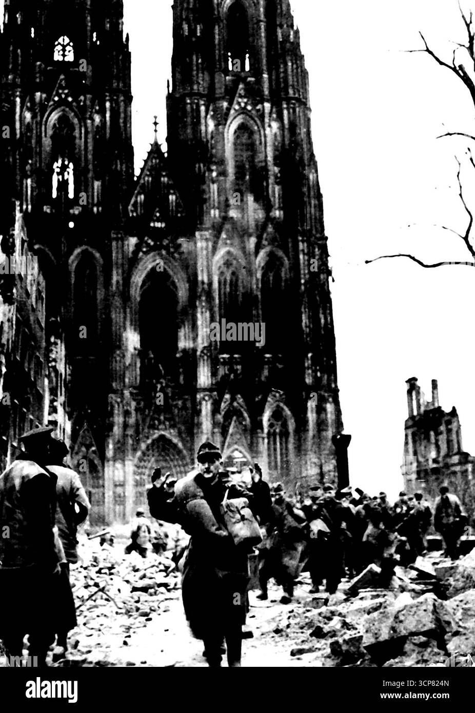 Erobert Köln -- Deutsche ergeben sich vor dem Kölner Dom vor der ersten .amerikanischen Patrouille. Zivilisten, die unter der Kathedrale Schutz fanden, gaben sich ebenfalls auf. Ein R.A.F.-Fotograf, der mit der ersten amerikanischen Patrouille nach Köln kam, machte diese Fotos von den beschädigten ***** In der Stadt. Köln war das Ziel von Luftangriffen sowohl der R.A.F. als auch der U.S.A.F., und vor allem im Fabrikbereich ist es zu umfangreichen Zerstörungen gekommen. Von Südköln. Mai 1945. (Foto von britischem Offiziellen Foto). Stockfoto