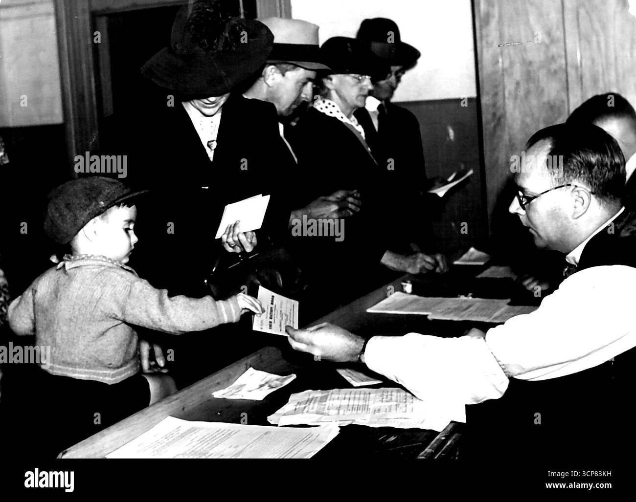 Little Norman Mooney erhielt sein Rationsbuch vom Büro in Woolloomooloo. Juni 1942. Stockfoto