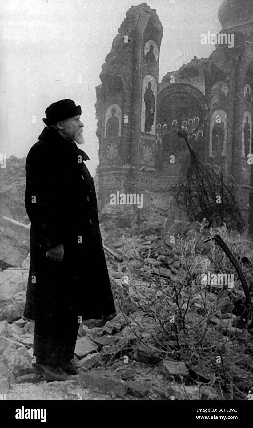 Exarch der Ukraine, Metropolit Nikolai von Kiew und Galich inspiziert Ruinen der Kathedrale der Himmelfahrt. Hitlerbanditen plünderten und zerstörten das Kloster Kiew-Petschersk, das größte orthodoxe christliche Kloster in der Ukraine, das im XI Jahrhundert gegründet wurde. Dezember 1943. Stockfoto