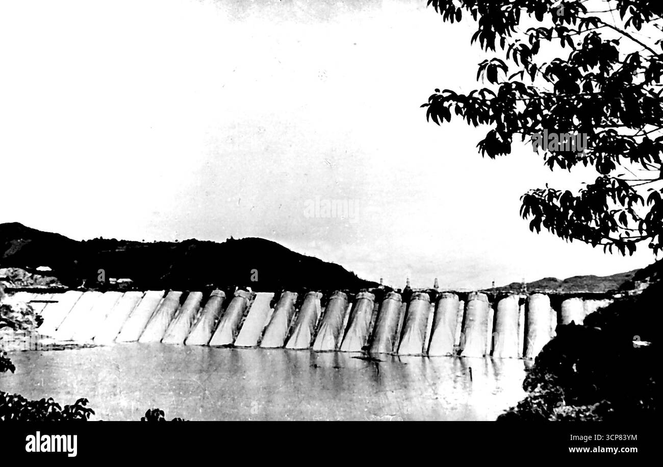 Giant Power Dam wurde in China fertiggestellt. Die Fertigstellung des Futseling-Stausees am Fluss Pi stellt eine wichtige Entwicklung bei der Nutzung der Wasserkraft in China dar. Der Damm steht als Mauer, die die Berge an beiden Ufern des Flusses verbindet. Das Reservoir hat eine Kapazität von 500.000.000 Kubikmetern Wasser. Er wird die jährliche Überschwemmungsgefahr in den Unterläufen des Flusses lindern und Wasser für die Bewässerung eines riesigen Gebiets von jetzt unter Wasser stehenden Ackerflächen bereitstellen, und der Damm wird auch eine Quelle für Wasserkraft liefern, die im Zuge der Industrialisierung Chinas dringend benötigt wird. O Stockfoto