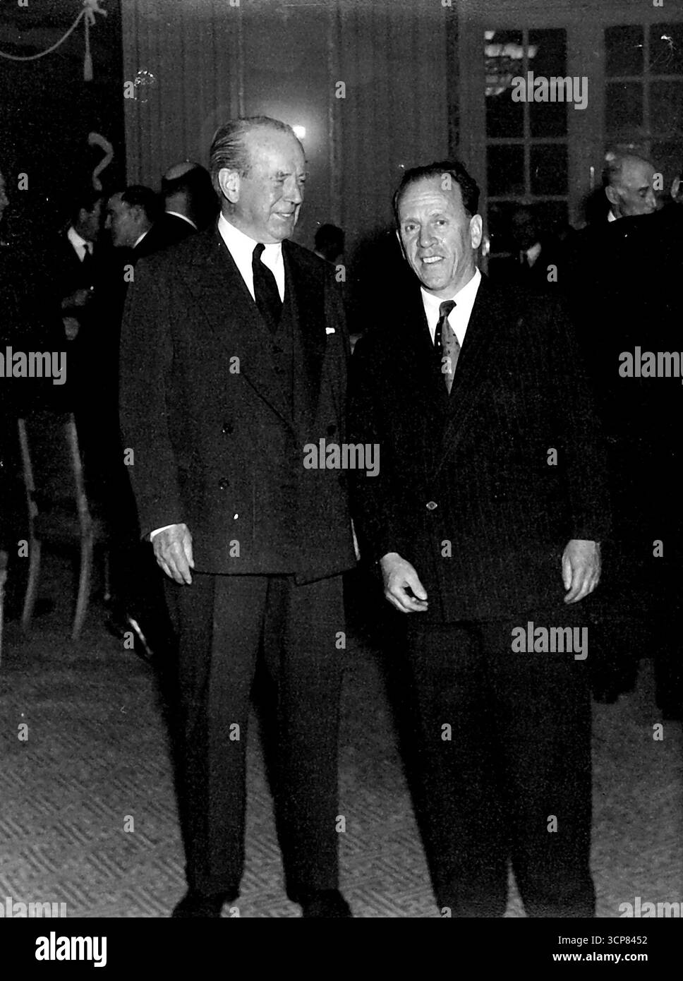 H. Emory Chubb, ESC., C.B.E. und Dr. H.C. Coombs, Gouverneur der Commonwealth Bank of Australia, bei einem Empfang in London im April 1953. August 1953. (Foto von Chubb's Australian Co. Ltd.) Stockfoto