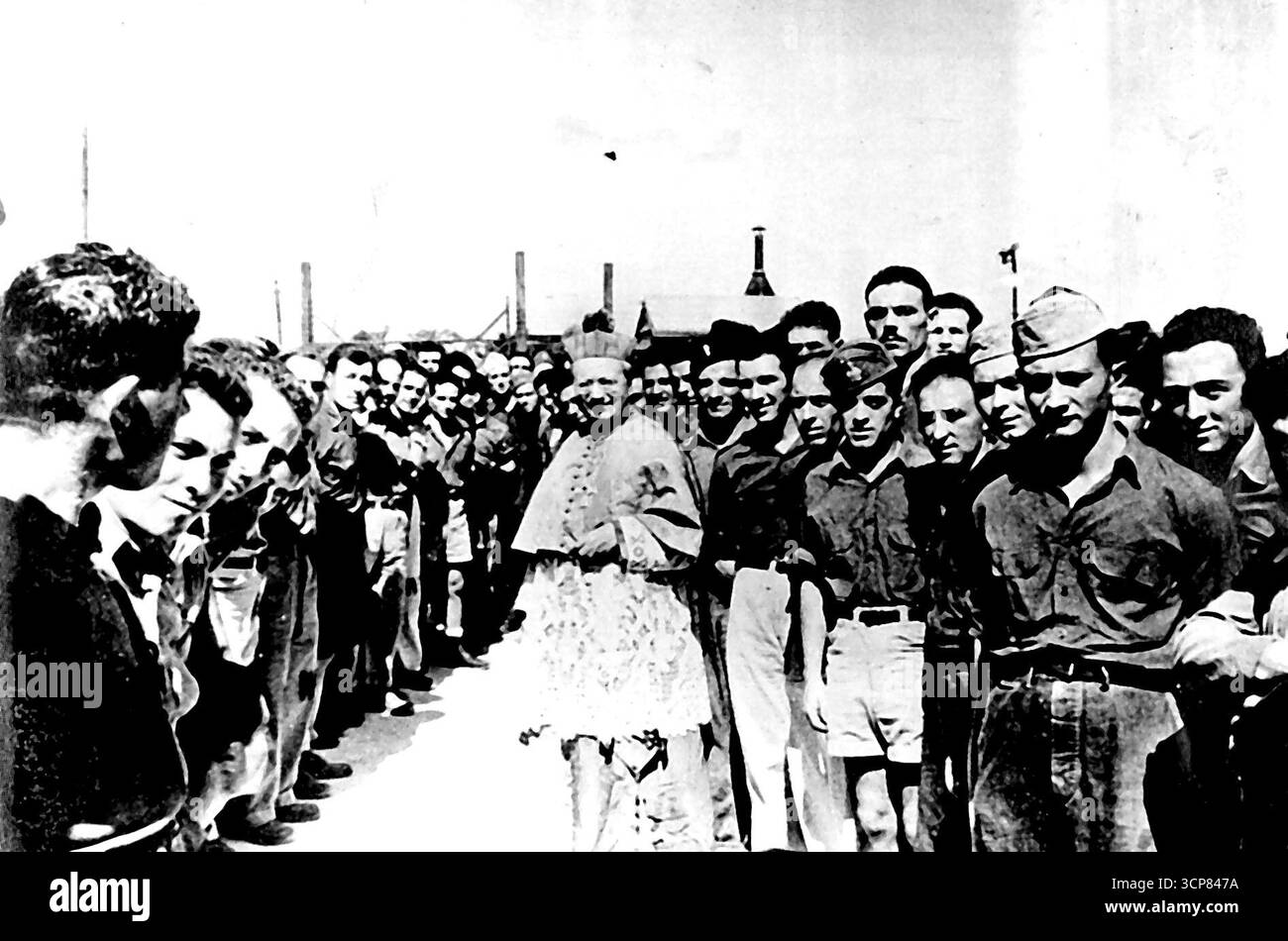 Päpstlicher Vertreter besucht Kriegsgefangene in den USA der Apostolische Delegierte Amleto Giovanni Cicognani, päpstliche Repräsentant in den USA, besuchte kürzlich zwei Kriegsgefangene, um die geistlichen Bedürfnisse der in ihnen internierten Männer zu befriedigen. Seine Exzellenz hat einmal das Sakrament der Firmung gespendet, in beiden Lagern Messen gefeiert und Gebetbücher, Rosenkränze und ähnliche Artikel verteilt. Hier ist Erzbischof Amleto Giovanni Cicognani, Apostolischer Delegierter in den USA, der die italienischen Kriegsgefangenen im Lager von Weingarten Missouri besucht. 9. März 1943. (Foto von U.S. Arm Stockfoto