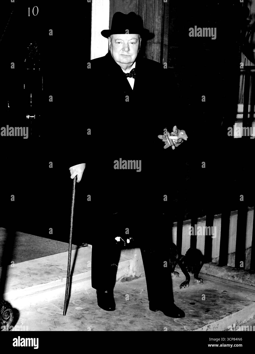 Zurück zum Fray - Sir Winston Churchill verlässt Nr. 10. downing Street heute Nachmittag für eine weitere Sitzung mit verbalen Ausdrücken und Stoßen, die ihm so viel Spaß macht. Sir Winston Churchill kehrte heute in die politische Auseinandersetzung zurück, als sich das Parlament nach der Weihnachtspause wieder versammelte. Die Antwort auf die Fragen Herr Winston erklärte, dass er der Sitzung jedoch nicht danken werde, um Ergebnisse zu erzielen. Januar 1955. (Foto: Paul Popper, Paul Popper Ltd.) Stockfoto Zurück zum Fray - Sir Winston Churchill verlässt Nr. 10. downing Street heute Nachmittag für eine weitere Sitzung mit verbalen Ausdrücken und Stoßen, die ihm so viel Spaß macht. Sir Winston Churchill kehrte heute in die politische Auseinandersetzung zurück, als sich das Parlament nach der Weihnachtspause wieder versammelte. Die Antwort auf die Fragen Herr Winston erklärte, dass er der Sitzung jedoch nicht danken werde, um Ergebnisse zu erzielen. Januar 1955. (Foto: Paul Popper, Paul Popper Ltd.) Stockfoto