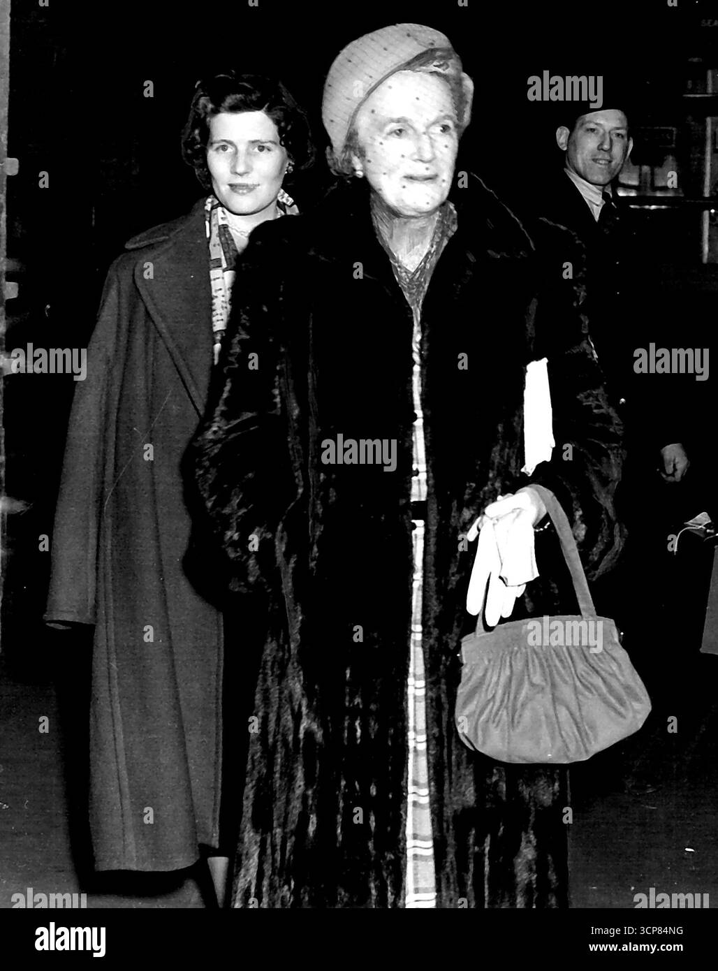 Mrs. Churchill und Daughter Home - Mrs. Churchill, Ehefrau von Mrs. Winston Churchill, und Tochter Mary, fotografiert auf der Waterloo Station, London, heute Nacht (Freitag), als sie nach ihrer Rückkehr aus Amerika in London ankamen. Mary, die Frau von Captain Christopher Soames, unterhielt ihre Mutter auf der Reise von Southampton, wo sie mit Mr. Churchill landeten, mit einem Beiboot vom Cunard White Star-Linienschiff Queen Mary, der nach der heutigen Überquerung von Cherbourg in Cowes Roads ankerte. April 1949. (Foto von Reuterphoto). Stockfoto