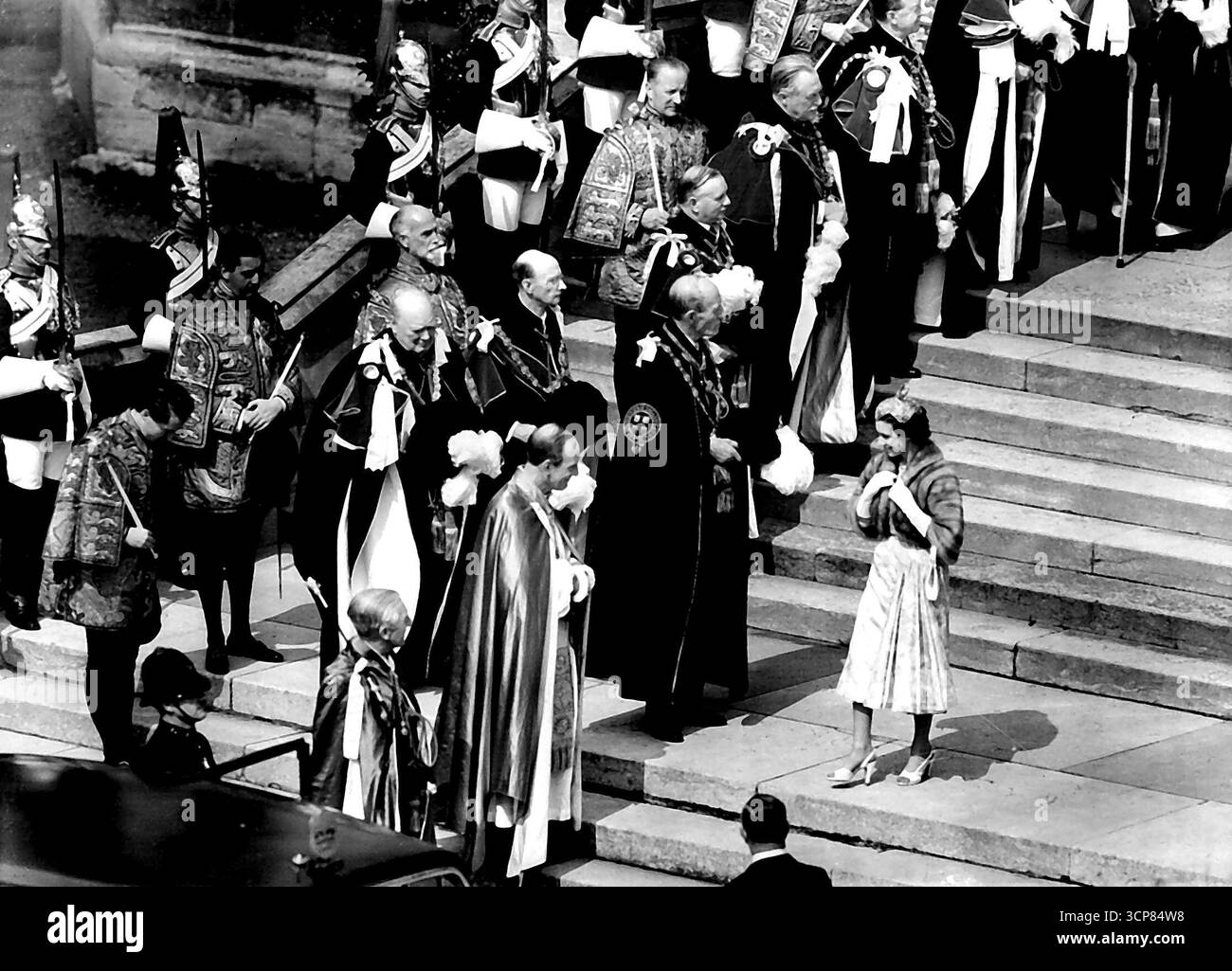 Sir Winston wurde als Knight of Garter in Ancient Ceremony eingesetzt – Prinzessin Margaret lächelt in Richtung Sir Winston Churchill (links), nachdem der Premierminister heute (Montag) als Ritterbegleiter des Garters in der historischen St. George's Chapel in Windsor eingesetzt worden war. Der Prinzessin am nächsten ist Lord Halifax, der Kanzler, für die Königin war es die erste Garterzeremonie ihrer Herrschaft. Juni 1954. Stockfoto