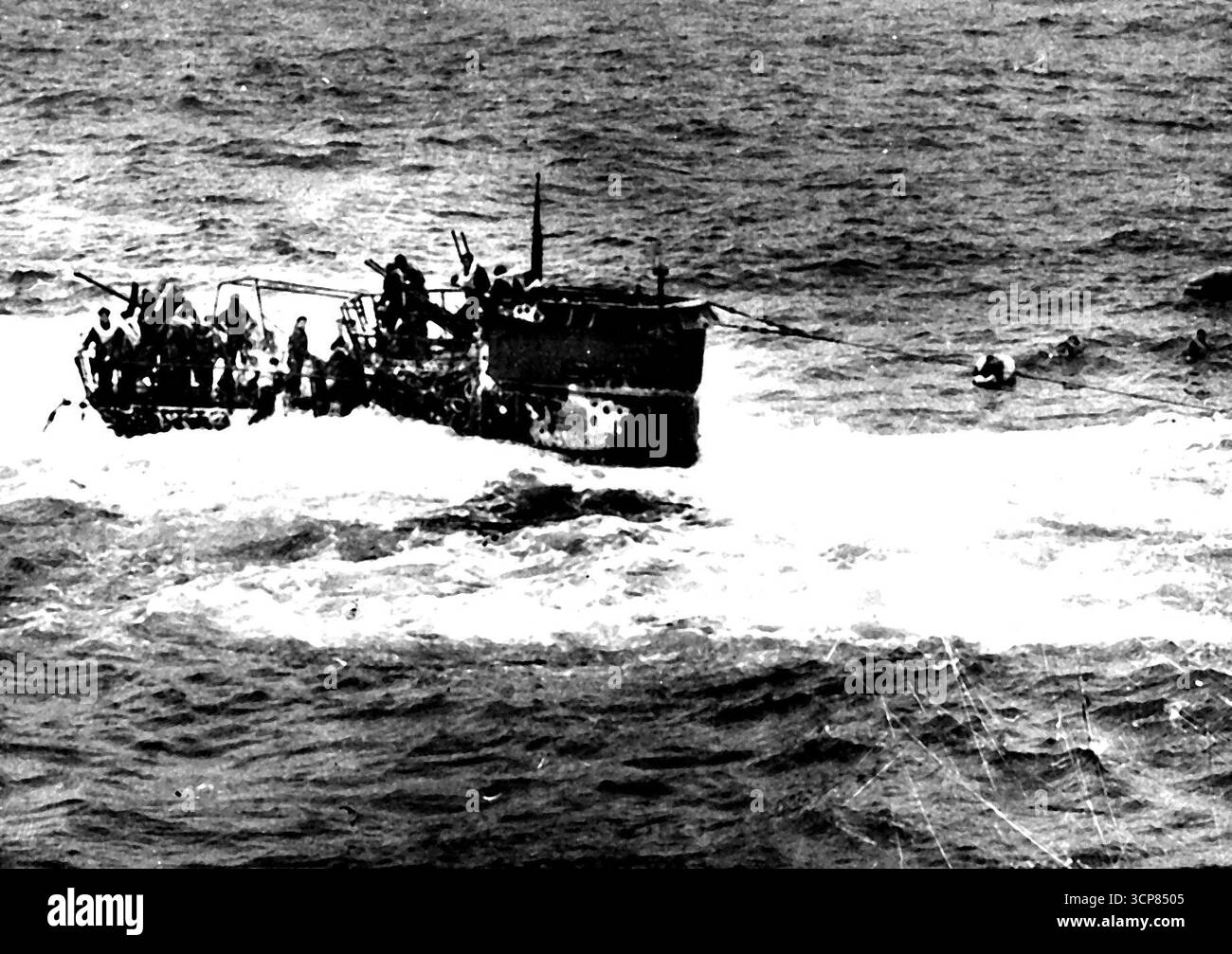 Ein weiteres deutsches U-Boot, das von US-amerikanischen Seemannsschiffen eingesackt wurde, strömt aus dem mit Muscheln übersäten Turm einer Küstenwache und Marinestörer, die irgendwo im Atlantik eskortiert sind. Zwölf Deutsche wurden gerettet, bevor der untergefallene Unterwasser-Raider auf den Grund tauchte. Am 2. August 1944 sagte der britische Premierminister Winston Churchill: „Die Verluste durch U-Boote seit Anfang 1944 sind im Vergleich zu früheren Jahren fast vernachlässigbar. August 1944. Stockfoto