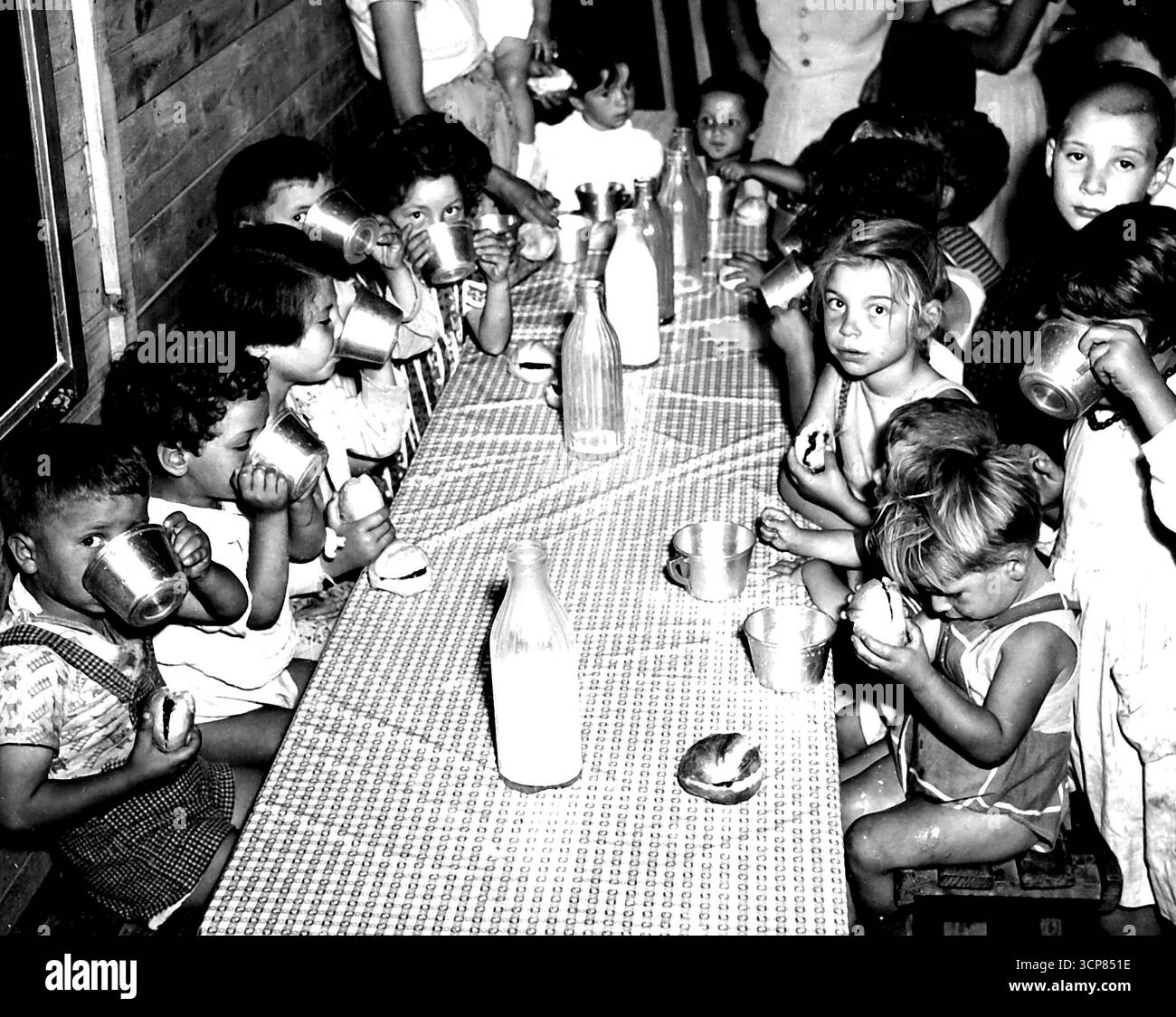 Fütterung – Italien – Milch aus einer mit UNICEF ausgestatteten Anlage erreicht Kinder in einer italienischen Kindergärten. Mehr als 80 Prozent der UNICEF gaben an, Italien sei während der ***** für Lebensmittel und Kleidung bestimmt Nach dem Zweiten Weltkrieg danach ***** 16 Tagebücher für Pasteurisierung und ***** Milch in Süditalien hat ***** Operation zum Nachweis von Milch für 115.000 und Kinder während des Schuljahres oder alternativ **** Billige Milch für eine größere Anzahl von Kindern. Der Appell der Vereinten Nationen für Kinder, der derzeit in Australien durchgeführt wird, hat ein Ziel von 500.000 £, um UNICEF bei der Fortsetzung ihrer humanitären Arbeit zu unterstützen Stockfoto