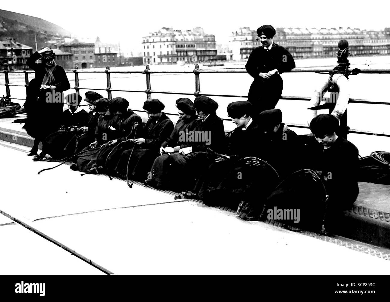 Mädchen, die der Navy helfen -- Eine große Anzahl von Frauen und Mädchen sind jetzt an Land beschäftigt, um in Verbindung mit der Drifter-Patrouille in dover Stromkreise für Minen- und Schwimmernetze zu installieren. Mai 1918. Stockfoto