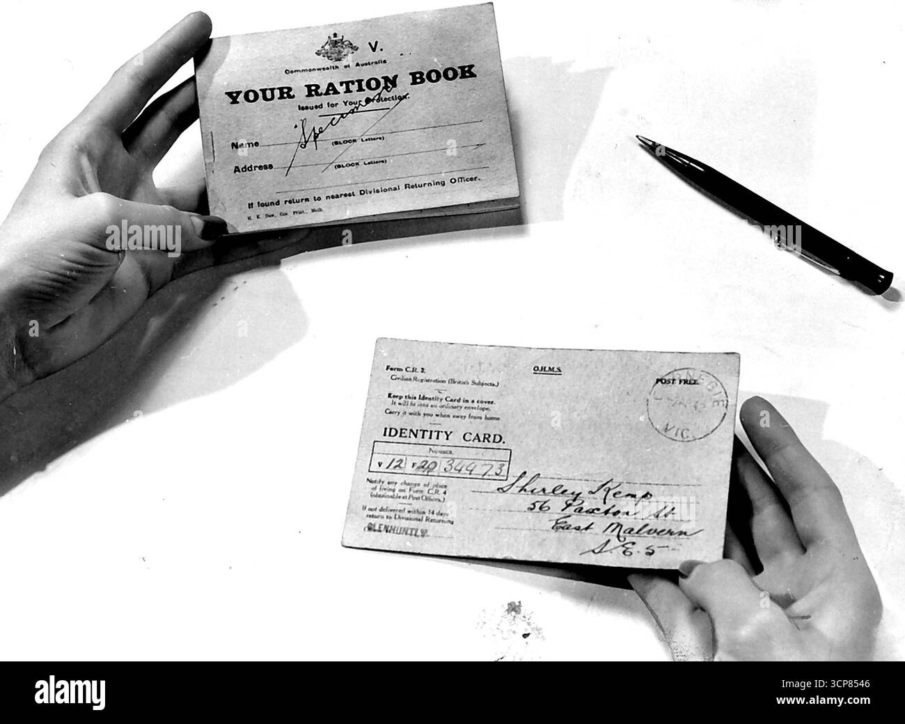 Das neue Rationenbuch (oben) und der Personalausweis. ***** Bei der Beantragung eines Rationshefts morgen oder Sonntag muss ein Personalausweis vorgelegt werden. Juni 1942. Stockfoto