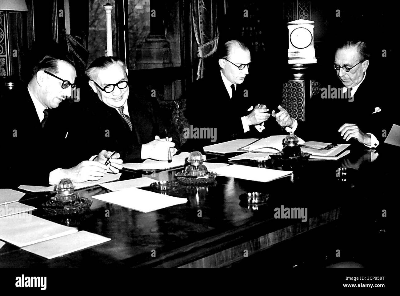 Brüsseler Vertrag Befugnisse unterzeichnen Armeeabkommen während der Unterzeichnung des Abkommens L-R: M. Rene Massigli, französischer Botschafter, Herr Ernest Bevan, GT. Der britische Außenminister Andre Clasen, der luxemburgische Minister und der niederländische Botschafter Jonkheer E. Michiels Van Verduynen. Eine Vereinbarung über den Status der Mitglieder der Streitkräfte der Brüsseler Vertragsmächte wurde heute im Auswärtigen Amt von Bevin, dem britischen Außenminister, und den diplomatischen Vertretern der anderen vier Brüsseler Vertragsmächte unterzeichnet. Die Vereinbarung legt die Bedingungen fest, die für gelten Stockfoto