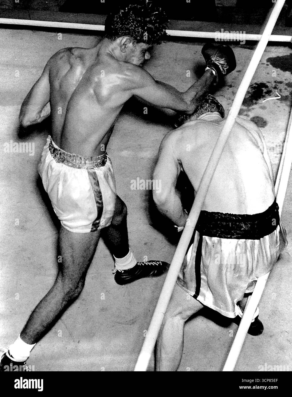 Ken Bailey Manager ducken sich eines von Affie Clays renommierten rechten Blicken. Juni 1951. Stockfoto