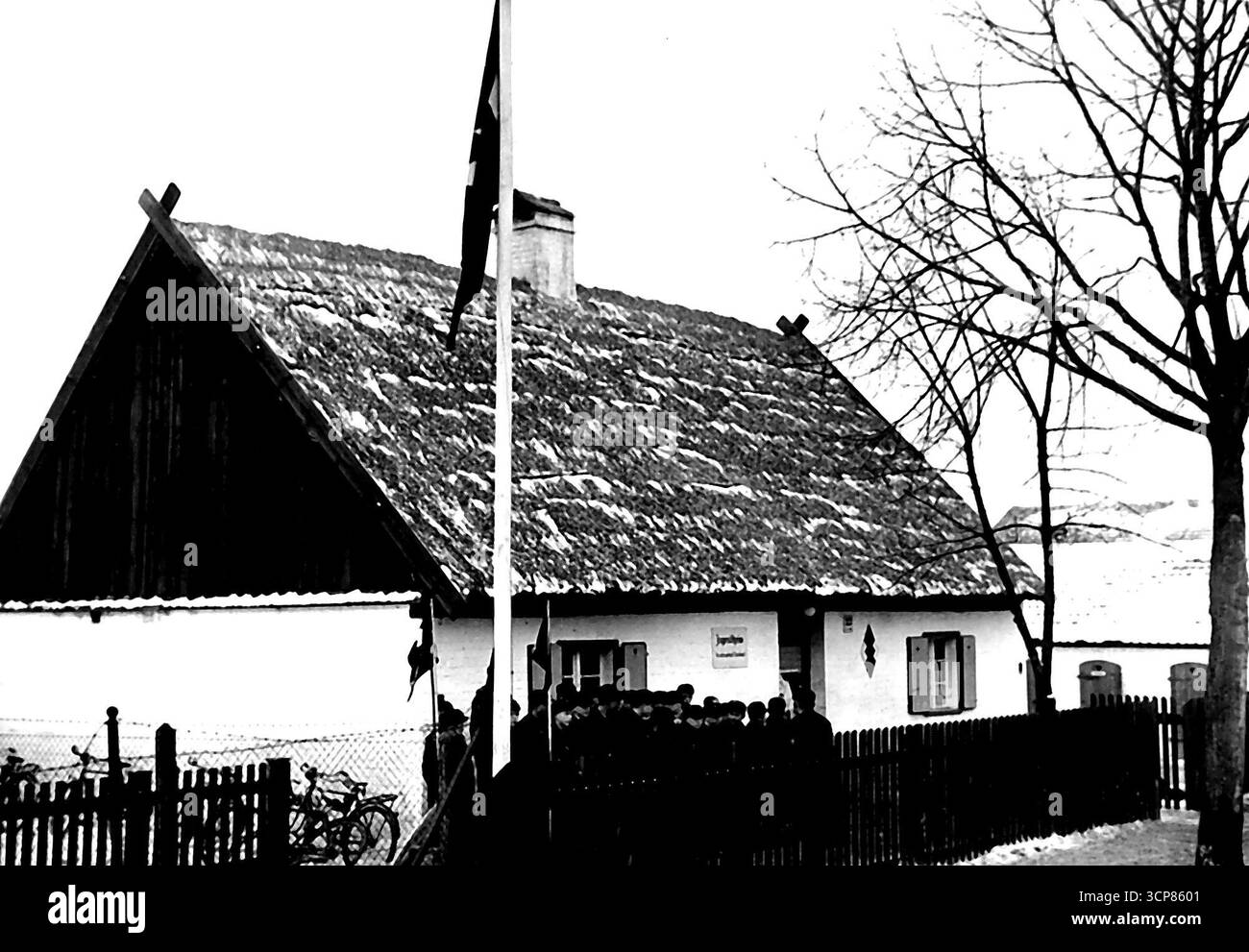 Das Jahr der Hitlerjugend - die HJ und in ihr alle deutsche Jugend hat durch das Reichsgesetz vom 1. Dezember 1936 weltweit wohl einzigartige und unwiederholbare Position erhalten. Der Neujahrsaufruf an den Jugendführer des Deutschen Reiches lag in der Aufmerksamkeit auf die Bedeutung von Jugendheimen für die Arbeit von HJ, für die ideologische und charakterliche Ausbildung junger Anhänger, daher am meisten in allen Städten und Gemeinden vorkommende Wildhalle. März 1937. Stockfoto