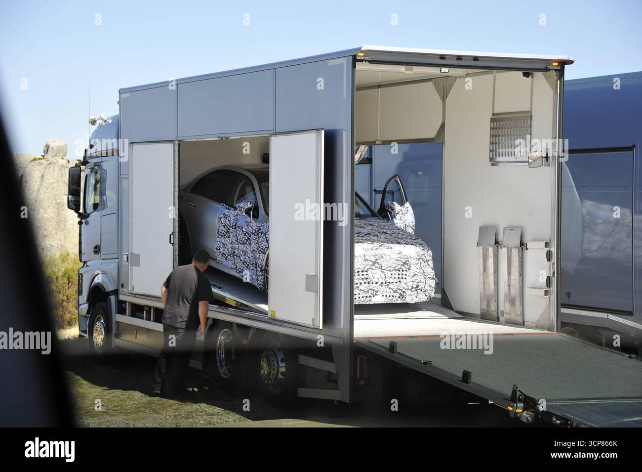 Feature / Symbol: Erlkönig 09/25 thg ein Erlkönig , vermutlich MERCEDES, am Rande von Dreharbeiten zu einem Werbespot in der portugiesischen Serra da Estrela im September 2025 Portugal portugiesisches Gebirge Transporter Straße Fahrzeug Auto PKW verhüllt verklebt beklebt unenntlich quer draußen *** Feature Symbol Erlkönig 09 25 thg an Erlkönig , vermutlich MERCEDES, am Rande der Dreharbeiten für einen Werbespot in der portugiesischen Serra da Estrela im September 2025 Portugal Portugiesisch Portugiesisch Berge Transporter Road Vehicle Pkw eingewickelt verklebt verklebt verklebt nicht erkennbar acr Stockfoto