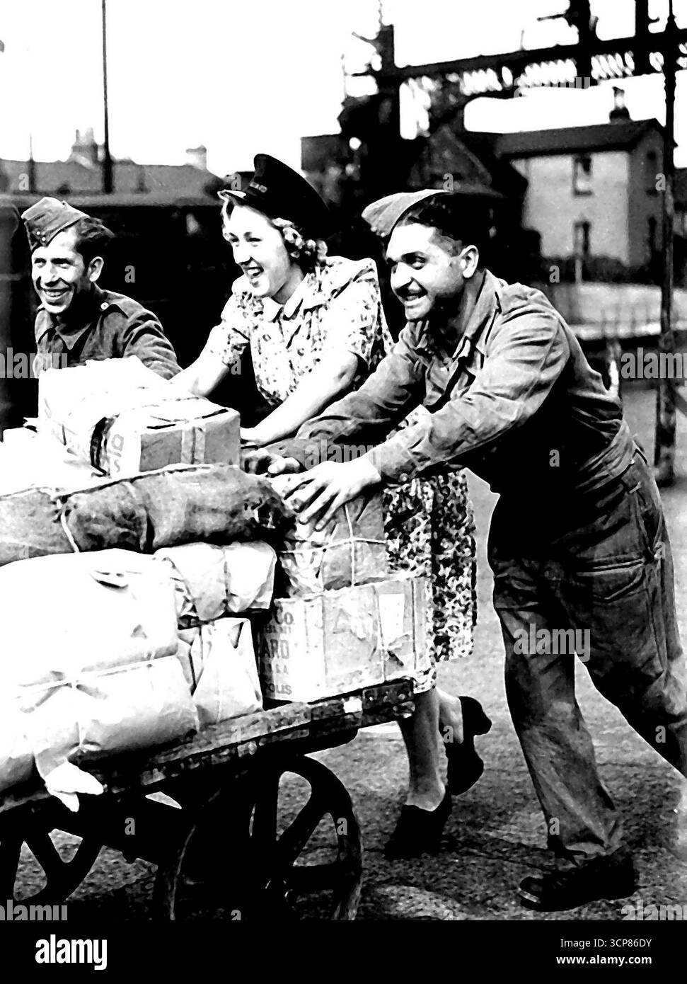 Italienische Hilfe In Großbritannien. Zwei "Genossenschaften", die arbeiten ***** Beauty Lambourn, 20 Jahre Eisenbahnarbeiter. Mehr als 60.000 italienische Kriegsgefangene in diesem Land haben die Einladung der britischen Regierung genutzt, freiwillige Helfer in den gemeinsamen Kriegsanstrengungen zu werden. Diese "Genossenschaften", so wie sie jetzt benannt sind, werden zu Einheiten gebildet, die auf militärischer Basis organisiert sind, die, soweit dies praktikabel ist, von italienischen Offizieren und N.C.O besetzt sind, und dürfen nun mit Mitgliedern der Öffentlichkeit sprechen, Privathäuser besuchen, wenn sie dazu eingeladen werden, und Kinos nach Ermessen ihres C.C. besuchen, aber sie dürfen es nicht Stockfoto