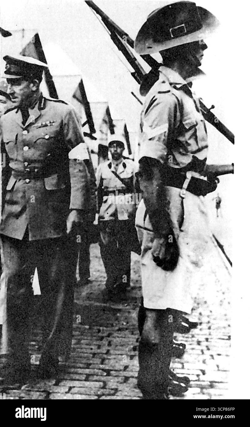 Alle Ruhe in Syrien - der Freie französische General do Verdillae (weiße Uniform) und der britische General Chrystall werden gezeigt, wie er eine Ehrenwache australischer Truppen in Syrien anlässlich der formellen Unabhängigkeitserklärung Syriens vor kurzem inspiziert. Die Briten und die freien Franzosen hatten dem früheren französischen Mandat die Unabhängigkeit versprochen, als sie die Kampagne zur Verdrängung von Achsenagenten begannen. Dezember 1941. Stockfoto
