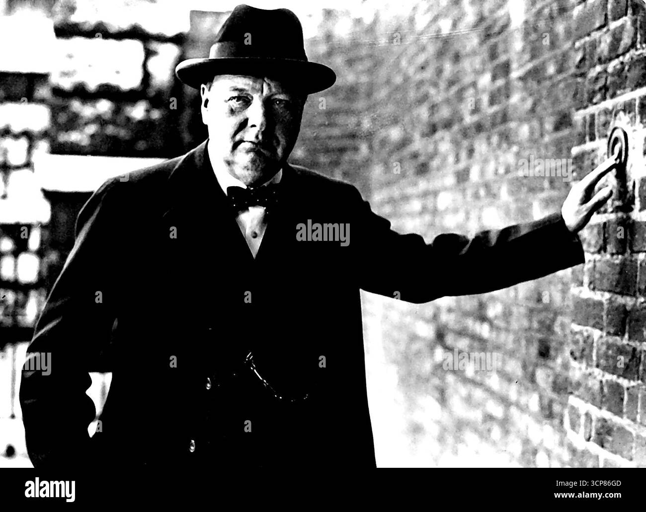 Winston Churchill, der erste lord der Admiralität, läutet die Glocke an der Hintertür von Nr. 10. Downing Street, als er den Premierminister besuchte. 21. Dezember 1939. (Foto von Universal Pictorial Press & Agency). Stockfoto