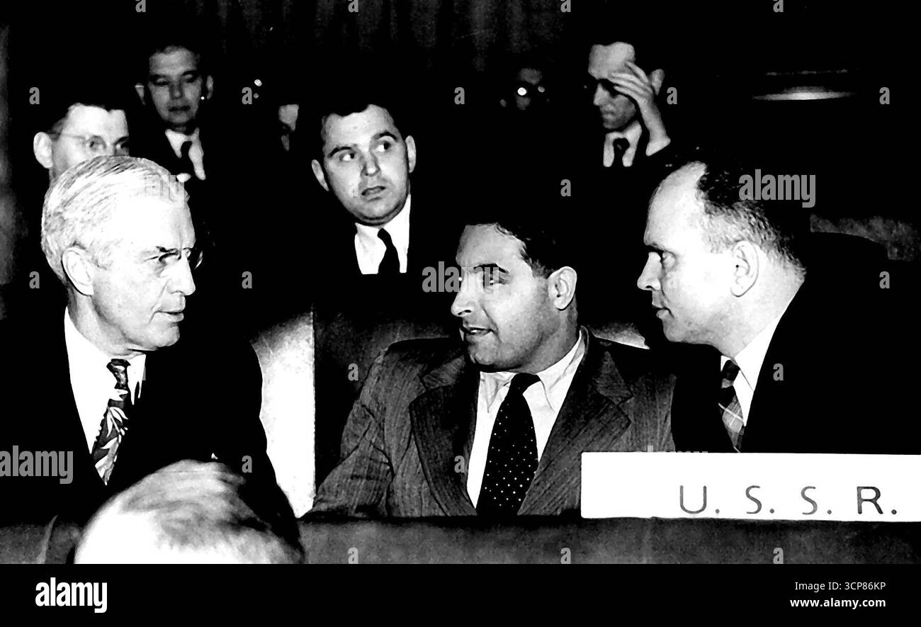 Diskussionshilfe für Europa -- L bis R: Herr W. L. Clayton (USA) Professor Arutinian und Herr Sergeev (Russland) im Gespräch bei der heutigen Sitzung des UNRRA-Rates in der County Hall, London. Der Rat der Vereinigten Staaten von Amerika diskutiert derzeit Möglichkeiten und Mittel zur Linderung der Leiden Europas und zur Prävention von Epidemien. August 1945. Stockfoto
