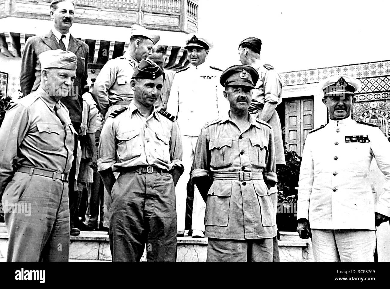 Alliierter Kriegschef in Tunesien: Alliierte Kriegschefs treffen sich am Morgen nach dem Sturz von Mussolinis Regime in Italien im tunesischen Hauptquartier, um über ihre zukünftigen Kriegspläne zu diskutieren. Links nach rechts in der ersten Reihe befinden sich: General Dwight D. Eisenhower von der US-Armee, Oberbefehlshaber der alliierten Streitkräfte im nordafrikanischen Kriegstheater, Air Chief Marshal Sir Arthur Tedder von der britischen Royal Air Force, Oberbefehlshaber des alliierten Mittelmeer-Luftkommandos, General Harold R.L.G. Alexander von der britischen Armee, stellvertretender Oberbefehlshaber der alliierten Streitkräfte im nordafrikanischen Kriegstheater und A Stockfoto