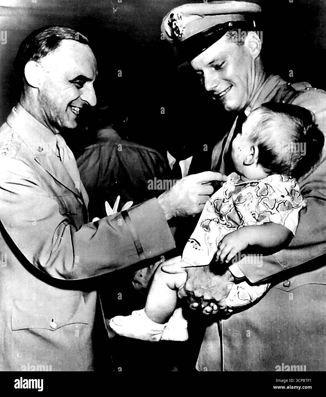 Familienunternehmen für Großvater Clay am Flughafen National, um General Lucius D. Clay (links), den amerikanischen Militärgouverneur von Deutschland, zu begrüßen, sind sein Sohn Major Frank B. Clay und sein einjähriger Enkel Frank B. Clay, Jr., der kurz davor steht, von Großvater unter das Kinn zu werfen. General Clay ist heute Abend aus Deutschland zu dringenden Gesprächen über die Berliner Krise geflogen. 31. Juli 1948. (Foto von AP Wirephoto). Stockfoto