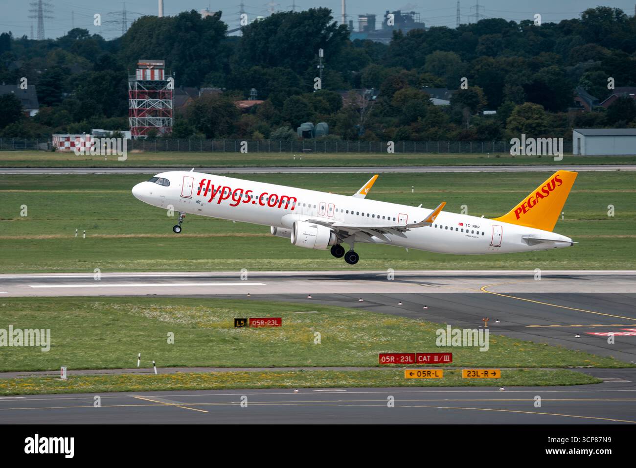 Pegasus Airline, Airbus A321neo, Starting off, Düsseldorf Airport, Nordrhein-Westfalen, Deutschland. Stockfoto