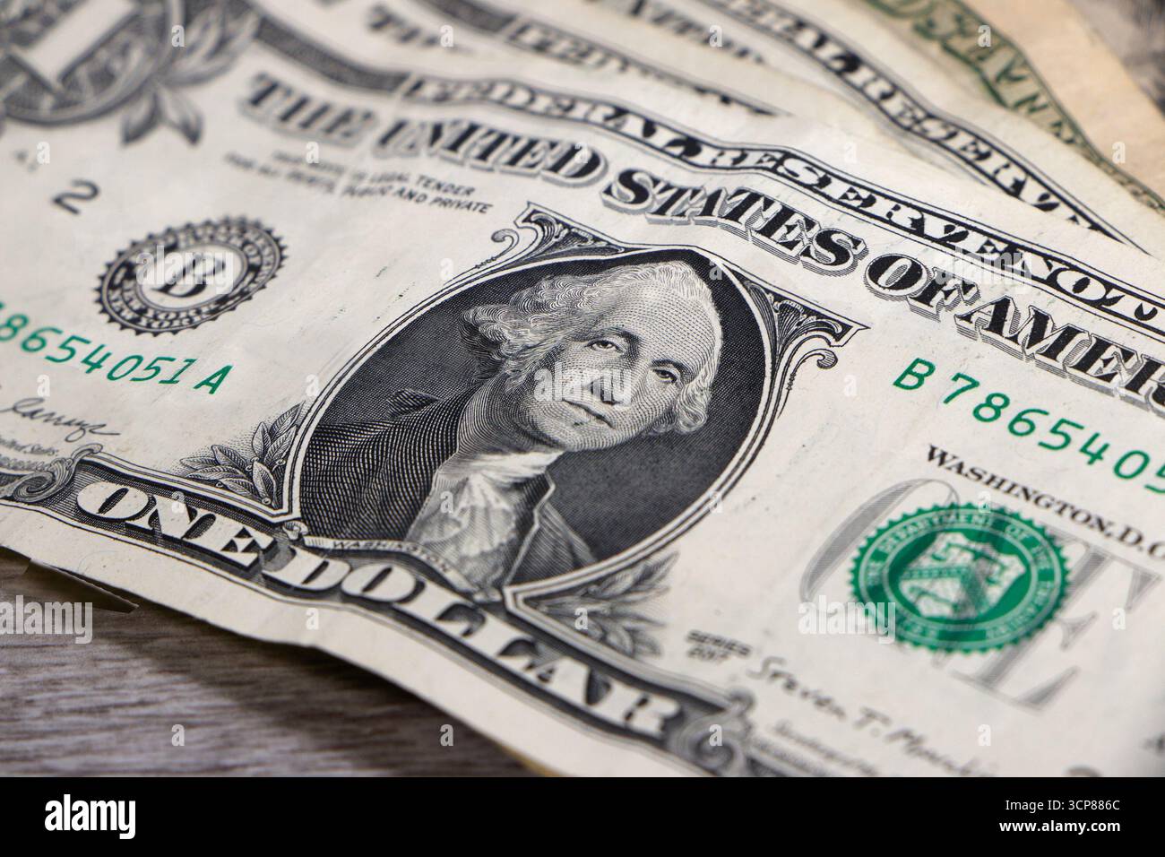 Nahaufnahme eines 1-Dollar-Scheins, der das Porträt von George Washington auf einer Holzoberfläche zeigt - US-Währung, Finanzen, Dollarscheine Stockfoto