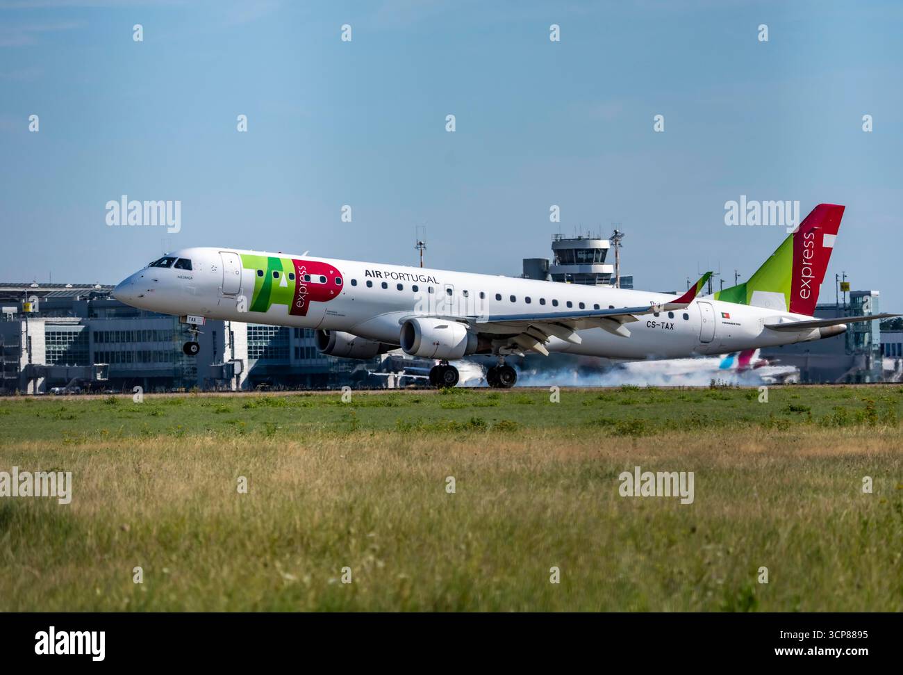 Flughafen Düsseldorf, DUS, TAP Air Portugal, Landung Embraer 195, Terminalgebäude, Alter Flugsicherungsturm, Nordrhein-Westfalen, Deutschland Stockfoto