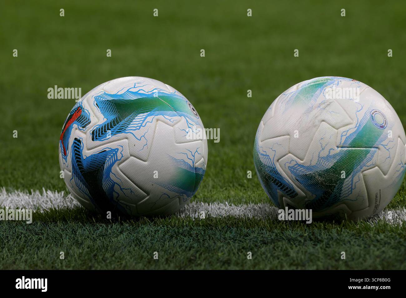 Mailand, Italien. September 2025. Italien, Mailand, 2025 09 23: Offizieller Sommerball der Lega Calcio Serie A wartet auf Aufwärmen während des Fußballspiels AC Mailand gegen US Lecce, Coppa Italia 2. Runde im San Siro Stadion.Italien, Mailand, 2025 09 23: AC Mailand gegen US Lecce, 2. Runde Coppa Italia.Frecciarossa 2025-2026, streitig im San Siro Stadion. (Kreditbild: © Fabrizio Andrea Bertani/Pacific Press via ZUMA Press Wire) NUR REDAKTIONELLE VERWENDUNG! Nicht für kommerzielle ZWECKE! Stockfoto