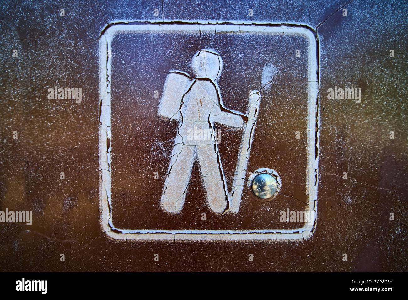 Verwitterter Wanderweg Melden Sie Sich In Nahaufnahme Mit Rissstruktur Und Rustikalem Outdoor-Feeling An Stockfoto