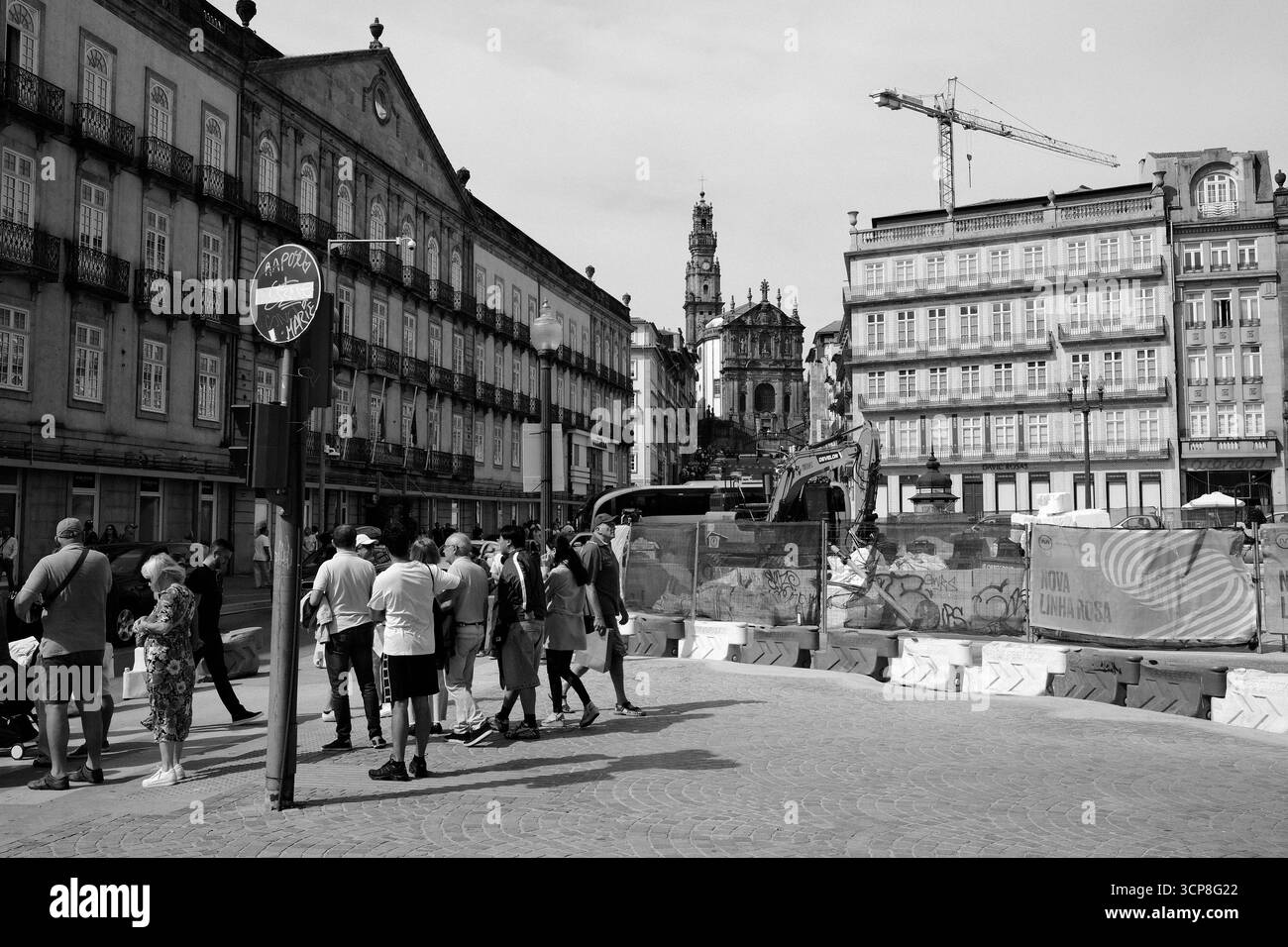 Straßenszene in Porto, Portugal in Schwarz und weiß Stockfoto