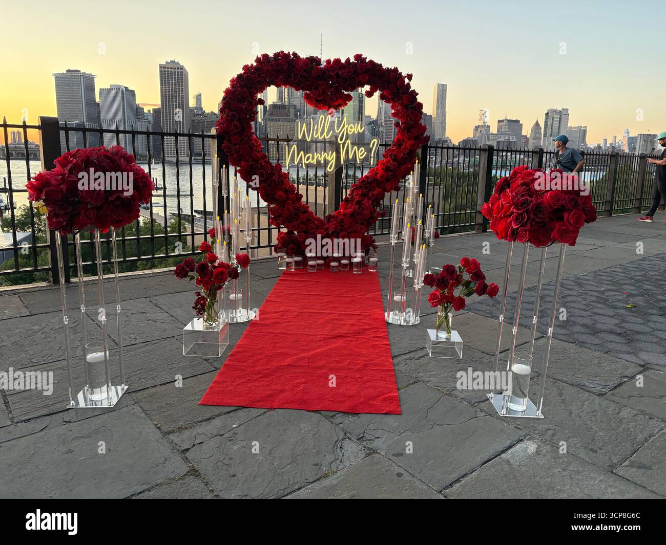Szene eines Heiratsantrags mit rotem Rosenherz an der Promenade in Brooklyn Heights, Brooklyn, New York, NY, USA, Usa, Amerika - Smartphone-aufgenommenes Stockfoto