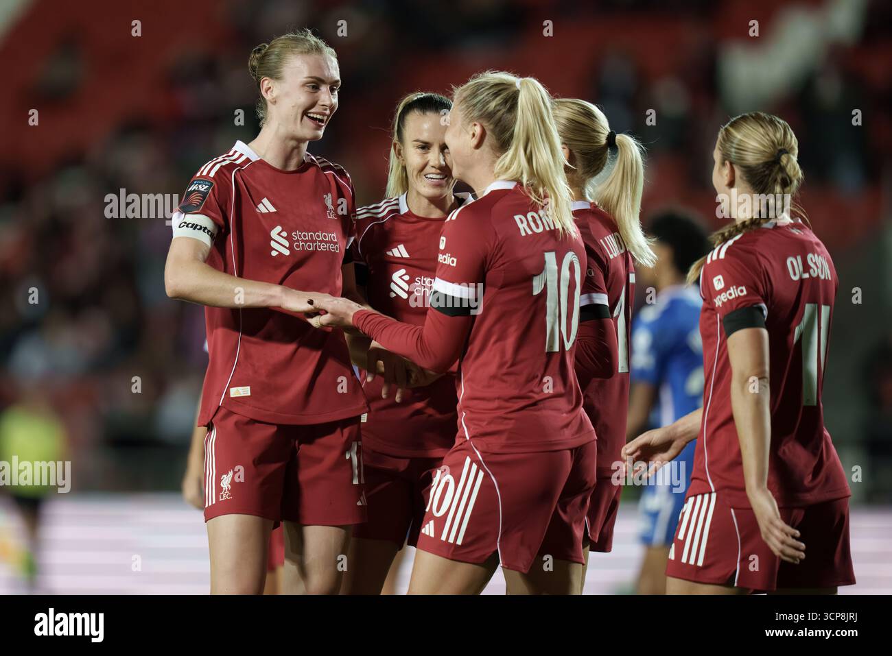 UK. September 2025. Liverpool gegen Sunderland - Subway Women's League Cup ST HELENS, ENGLAND - 24. SEPTEMBER: Sophie Roman Haug aus Liverpool feiert mit ihren Teamkollegen, nachdem sie ihr zweites Tor beim Women's League Cup Spiel zwischen Liverpool und Sunderland im St Helens Stadium am 24. September 2025 in St Helens, England erzielt hat. Quelle: ALAN EDWARDS/Alamy Live News Stockfoto
