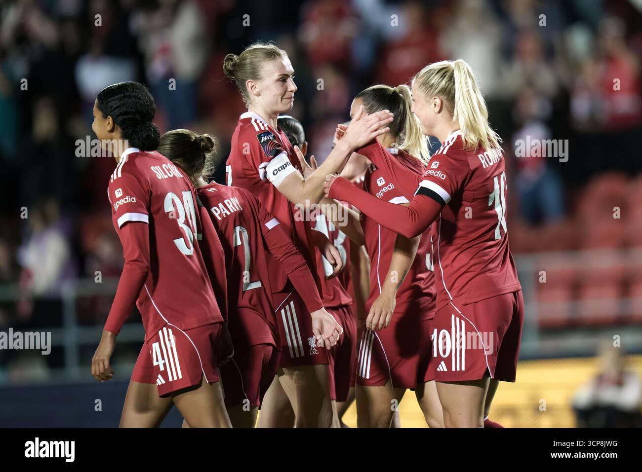 UK. September 2025. Liverpool gegen Sunderland - Subway Women's League Cup ST HELENS, ENGLAND - 24. SEPTEMBER Sophie Roman Haug aus Liverpool feiert mit ihren Teamkollegen, nachdem sie in der zweiten Halbzeit beim Women's League Cup Spiel zwischen Liverpool und Sunderland am 24. September 2025 im St Helens Stadium in St Helens, England einen Treffer erzielt hat. Quelle: ALAN EDWARDS/Alamy Live News Stockfoto