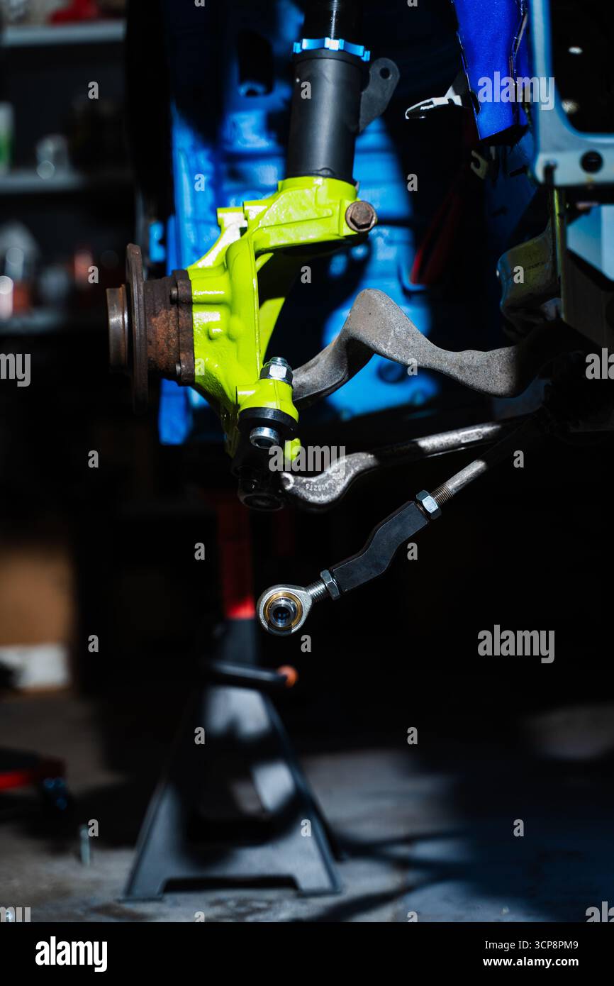 Einbau der Vorderradaufhängung und der Bremsscheibe. Leistungsfähige Bremsscheibe und Federbein für die Kraftabschaltung der Drift montiert. Scheibenbremse und Spannschraube Stockfoto