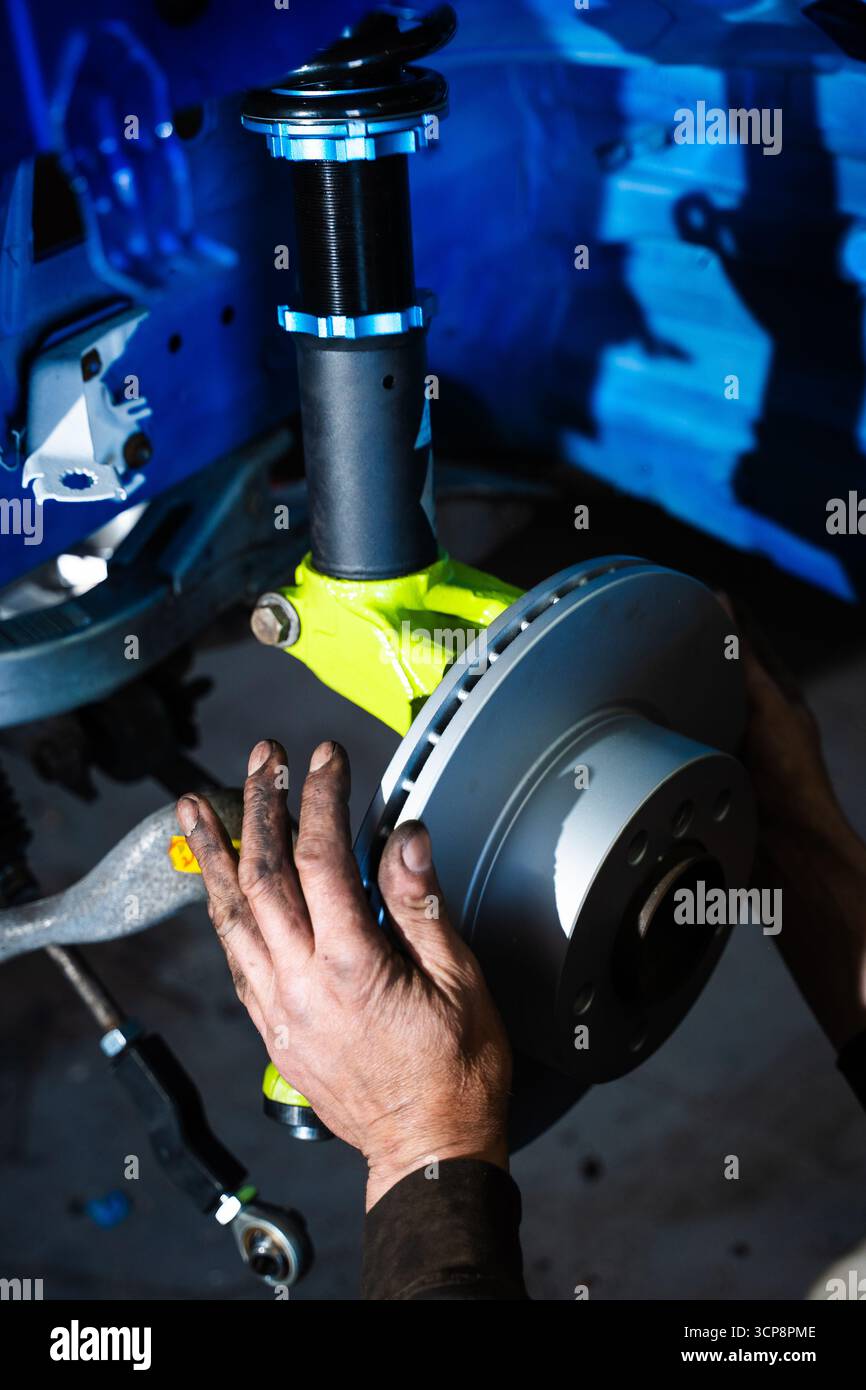 Scheibenbremse und Federbein werden für Driftrennen optimiert. Einbau der Vorderradaufhängung und der Bremsscheibe. Bremsscheibe und Strebe für Leistung Stockfoto
